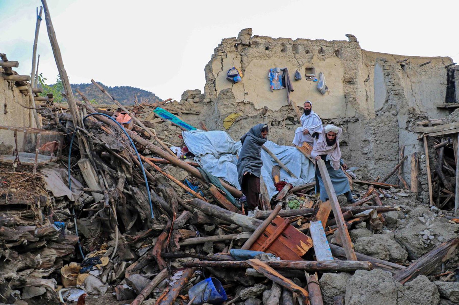 Personas afectadas por el terremoto esperan ayuda en la aldea de Gayan en la provincia de Paktia, Afganistán. Más de 1.000 personas murieron y más de 1.500 resultaron heridas después de que un terremoto de magnitud 5,9 azotara el este de Afganistán. Foto: EFE