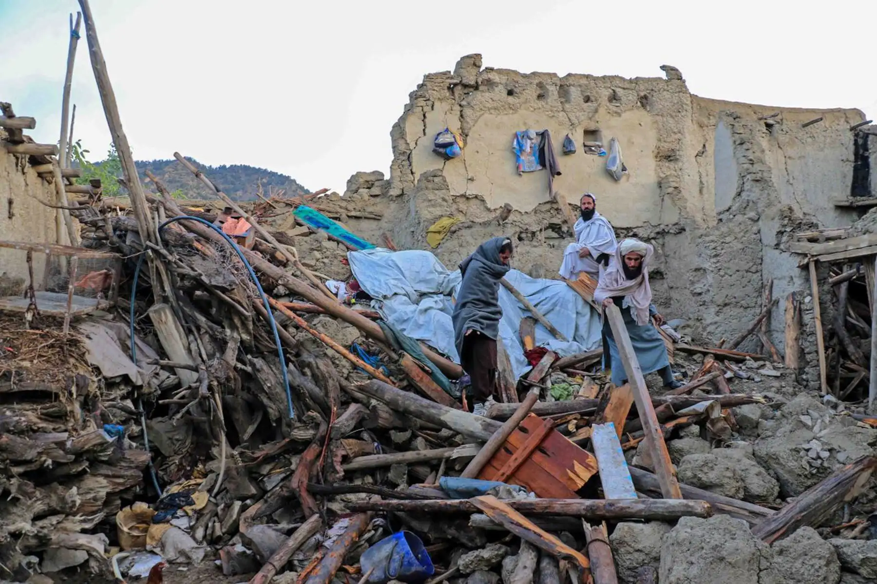 Personas afectadas por el terremoto esperan ayuda en la aldea de Gayan en la provincia de Paktia, Afganistán. Más de 1.000 personas murieron y más de 1.500 resultaron heridas después de que un terremoto de magnitud 5,9 azotara el este de Afganistán. Foto: EFE