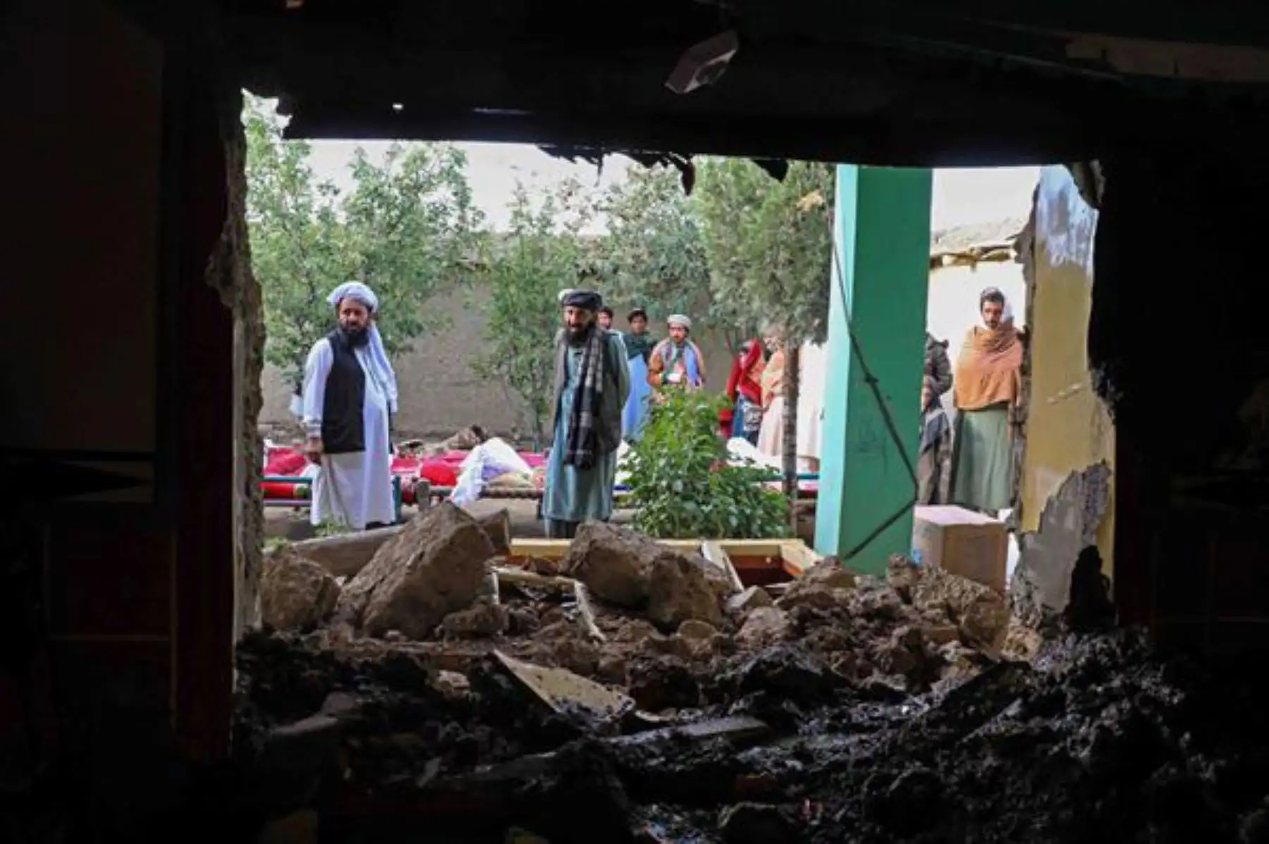 Personas afectadas por el terremoto esperan ayuda en la aldea de Gayan en la provincia de Paktia, Afganistán. Más de 1.000 personas murieron y más de 1.500 resultaron heridas después de que un terremoto de magnitud 5,9 azotara el este de Afganistán. Foto: EFE
