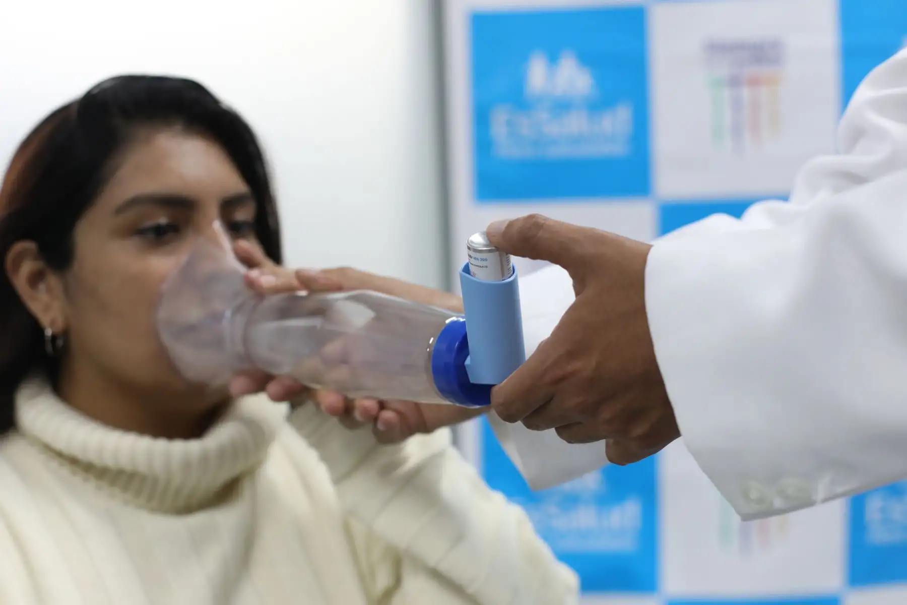 Especialistas de EsSalud enseñan a identificar los signos de alarma de estas afecciones respiratorias,  cómo usar adecuadamente los inhaladores para aquellas personas que sufren de asma o enfermedades obstructivas, además de precisar el tipo de vacunas que se deben aplicar en esta temporada de frío. Foto: ANDINA/ Carla Patiño