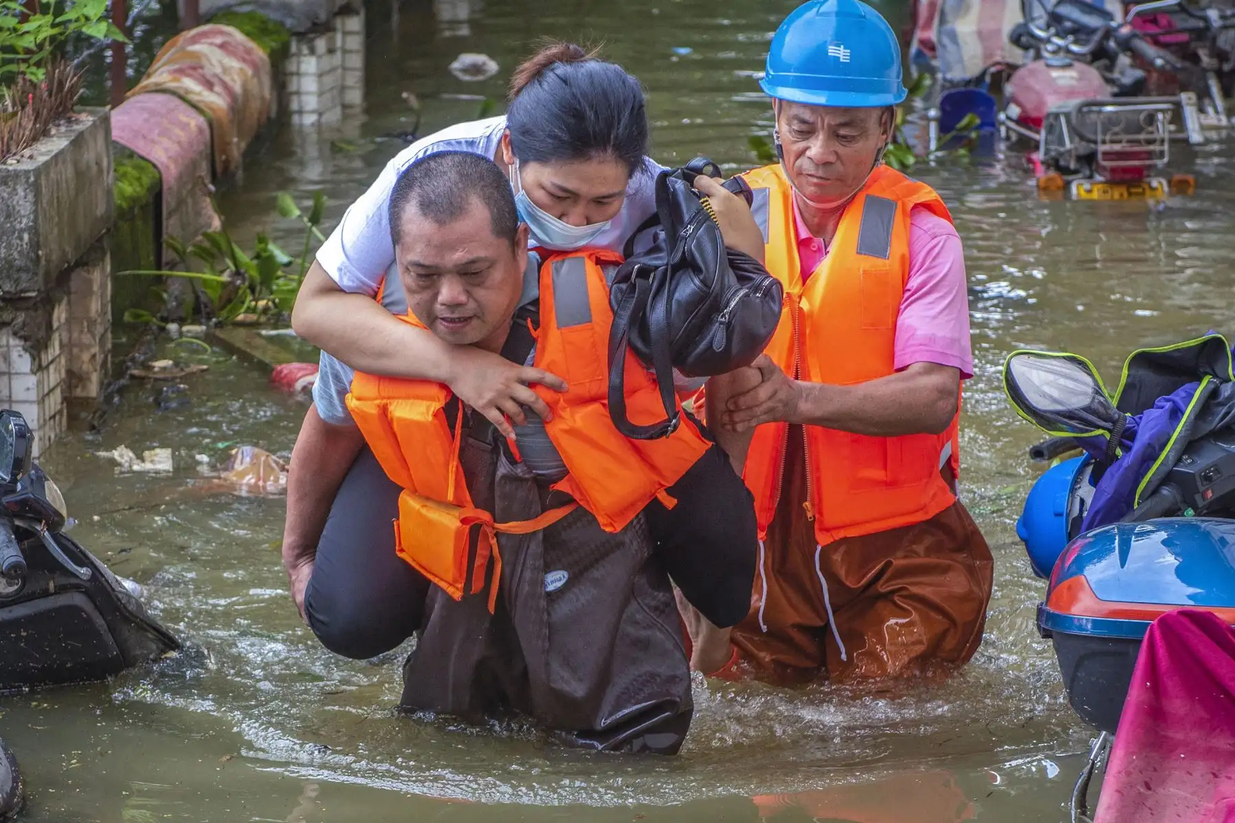 Rescatistas evacuan a los residentes en un área inundada después de fuertes lluvias en Yingde, ciudad de Qingyuan, en la provincia de Guangdong, en el sur de China. Foto: AFP