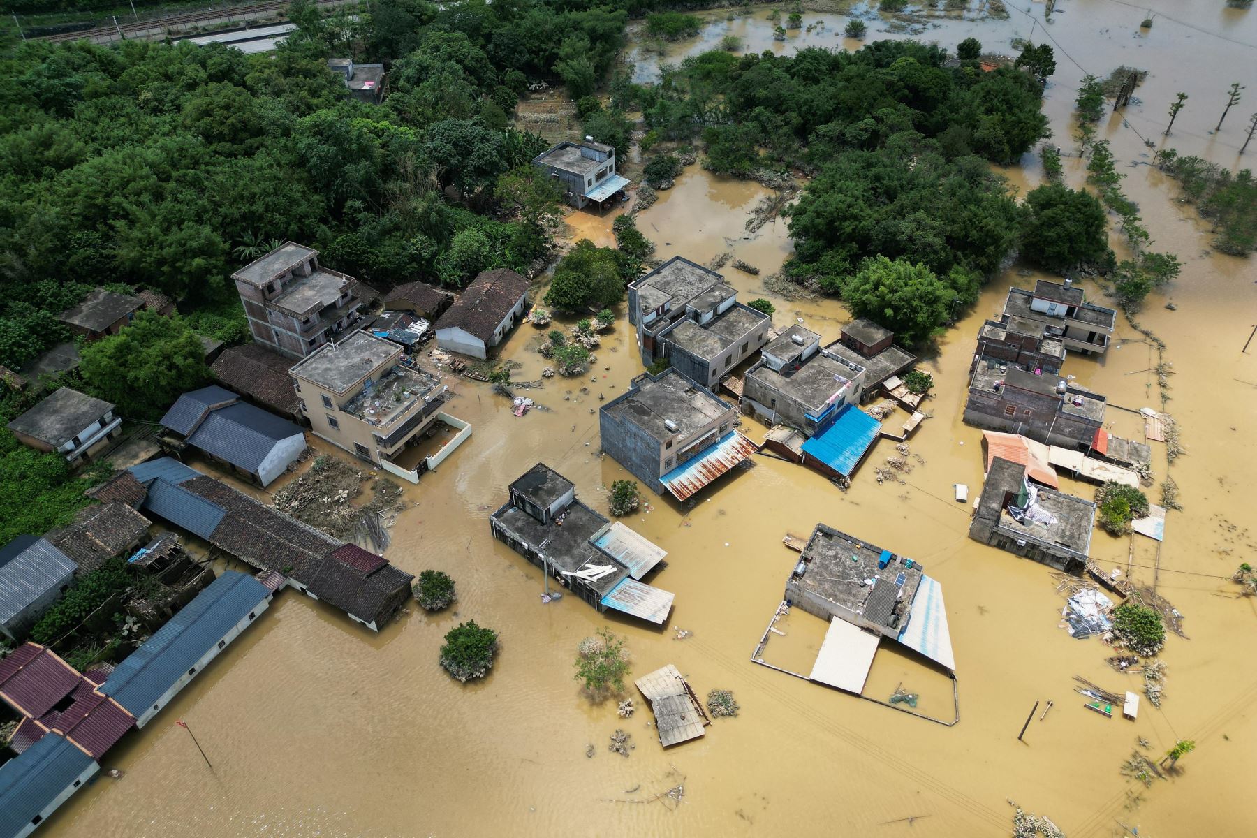 Vista aérea de las inundaciones en Yingde, ciudad de Qingyuan, en la provincia sureña china de Guangdong en China. Foto: AFP