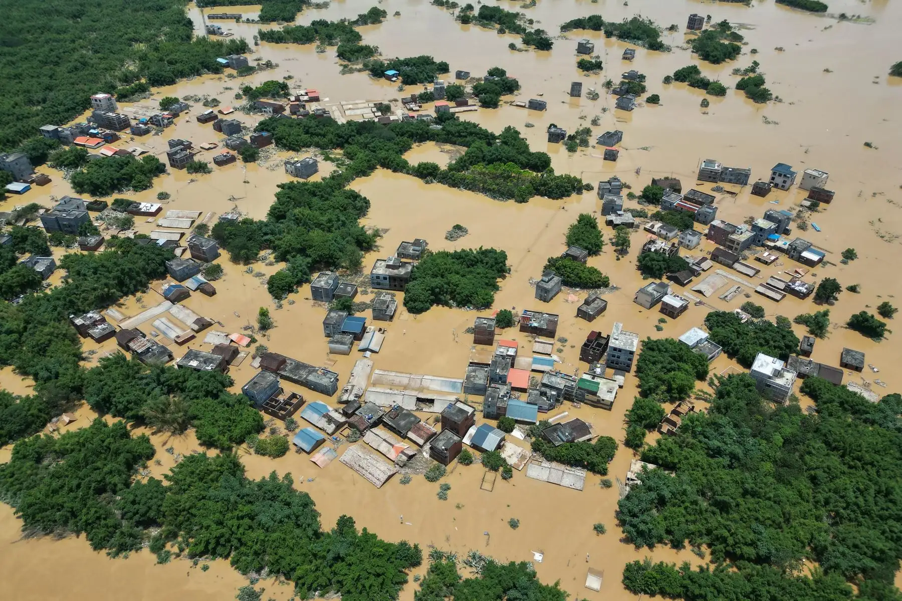 Vista aérea de las inundaciones en Yingde, ciudad de Qingyuan, en la provincia sureña china de Guangdong en China. Foto: AFP