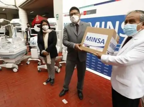 El ministro de salud, Jorge López Peña hace entrega de los kits UCI al director del INMP, Doctor Félix Ayala. Foto: ANDINA/Difusión