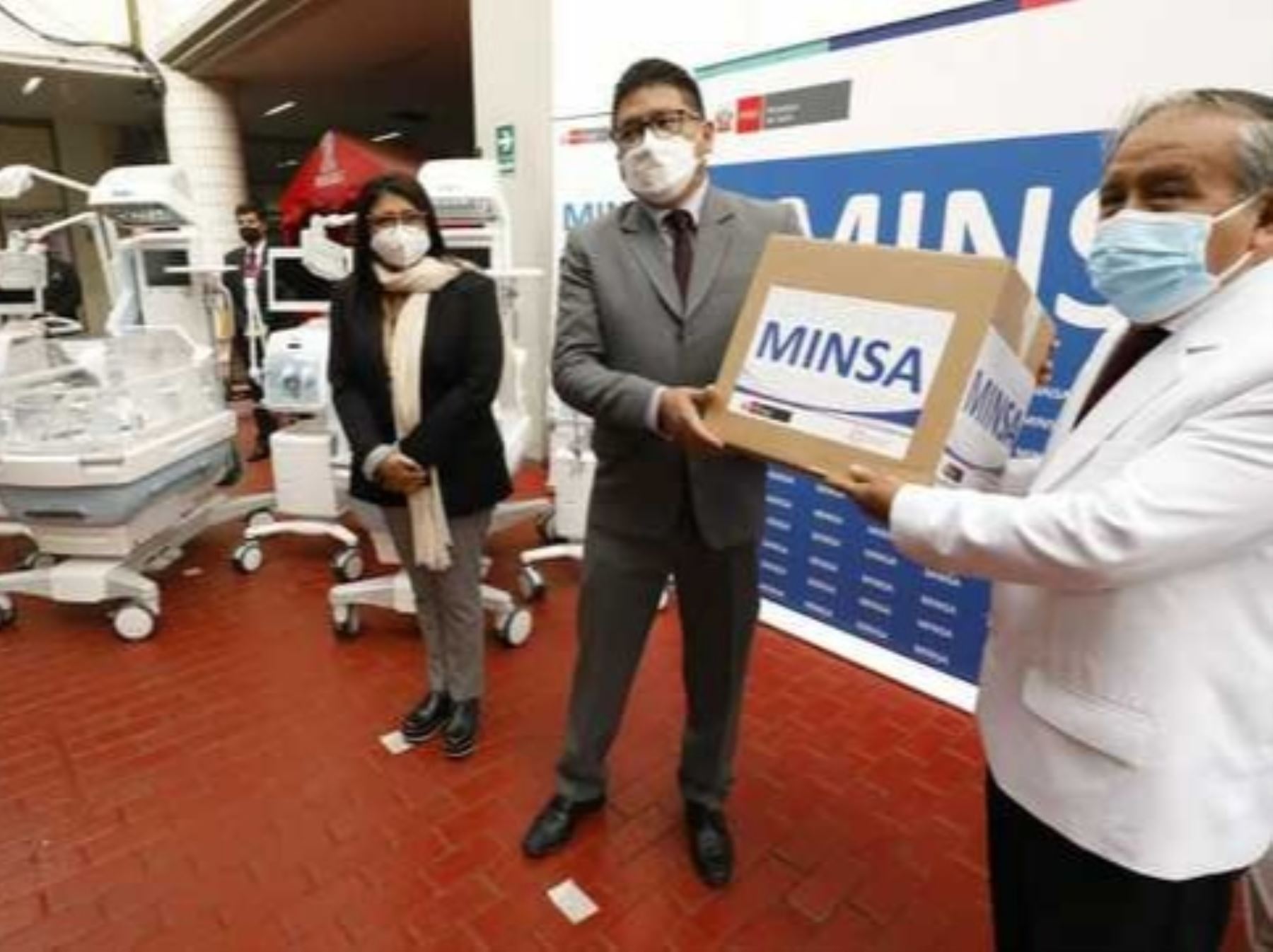 El ministro de salud, Jorge López Peña hace entrega de los kits UCI al director del INMP, Doctor Félix Ayala. Foto: ANDINA/Difusión