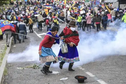 Cerca de 400 establecimientos de salud del Ministerio de Salud Pública han resultado afectados de distinta manera por las manifestaciones sociales, que este jueves cumplen 11 días. Foto: AFP.