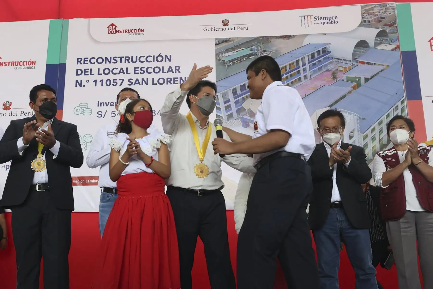 El presidente Pedro Castillo Terrones, inauguró el colegio N° 11057 "San Lorenzo" en el distrito de José Leonardo Ortiz. Esta nueva infraestructura educativa permitirá que más de 1700 alumnos estudien en mejores condiciones. La inversión fue más de S/54 millones.
Foto: ANDINA/Presidencia Perú
