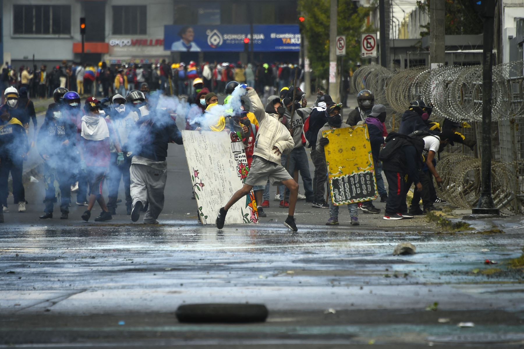 Manifestantes chocan con la policía en Quito el 23 de junio de 2022, en el marco de protestas lideradas por indígenas contra el gobierno. Indígenas ecuatorianos han llegado a la capital Quito desde todo el país en los últimos días para unirse a las protestas contra los altos precios del combustible y el costo de vida.
Foto: AFP