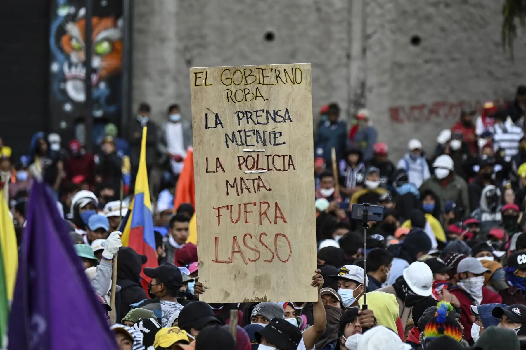Manifestantes chocan con la policía en los alrededores del Parque Arbolito en Quito el 23 de junio de 2022, en el marco de las protestas lideradas por indígenas contra el gobierno.
Foto: AFP