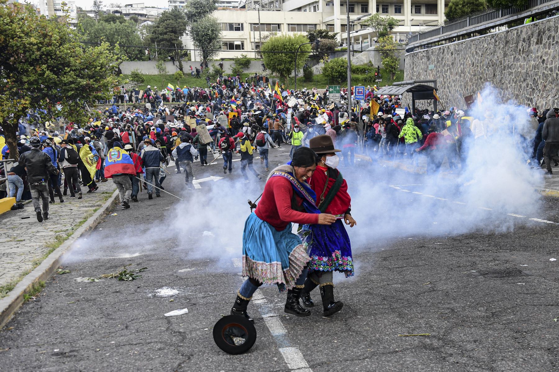 Manifestantes chocan con la policía en los alrededores del Parque Arbolito en Quito el 23 de junio de 2022, en el marco de las protestas lideradas por indígenas contra el gobierno. Los indígenas ecuatorianos han llegado a la capital, Quito, de todo el país para protestar por los altos precios del combustible y el aumento del costo de vida, prometiendo quedarse hasta que el gobierno cumpla con sus demandas o caiga.
Foto: AFP