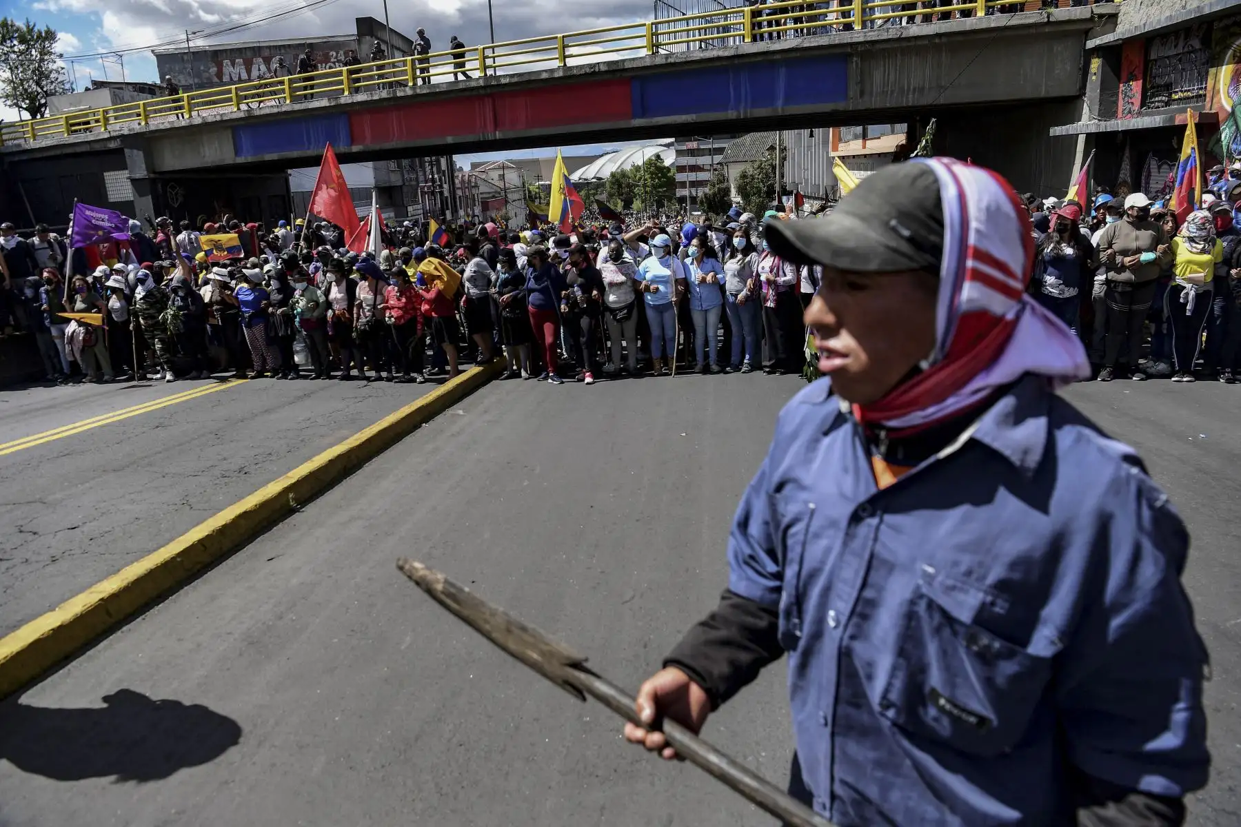 Manifestantes intentan ingresar a la Asamblea Nacional en Quito el 23 de junio de 2022, en el marco de protestas lideradas por indígenas contra el gobierno. Los indígenas ecuatorianos han llegado a la capital, Quito, de todo el país para protestar por los altos precios del combustible y el aumento del costo de vida, prometiendo quedarse hasta que el gobierno cumpla con sus demandas o caiga.
Foto: AFP