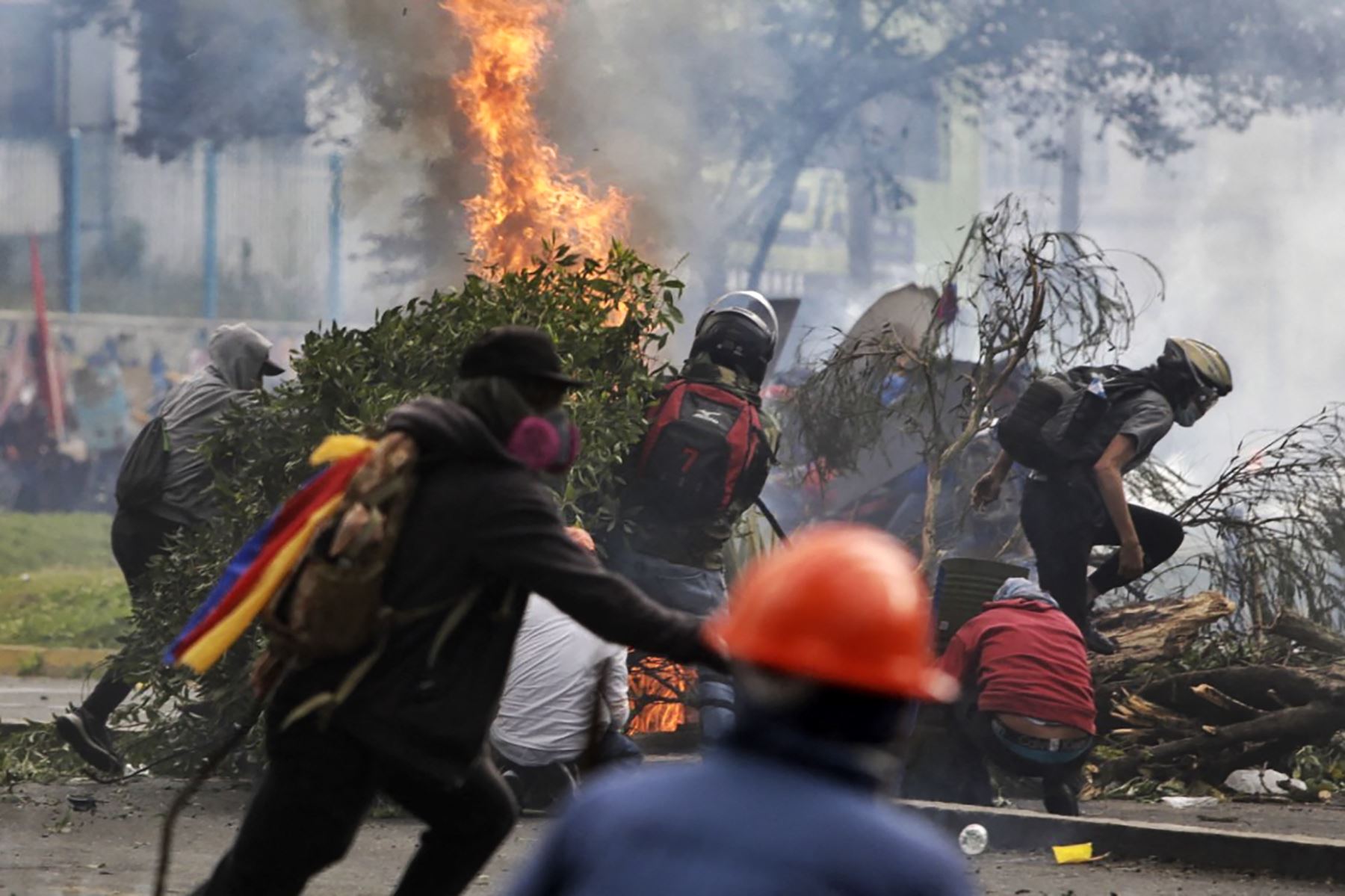 Manifestantes chocan con la policía en los alrededores del Parque Arbolito en Quito el 23 de junio de 2022, en el marco de las protestas lideradas por indígenas contra el gobierno.
Foto: AFP