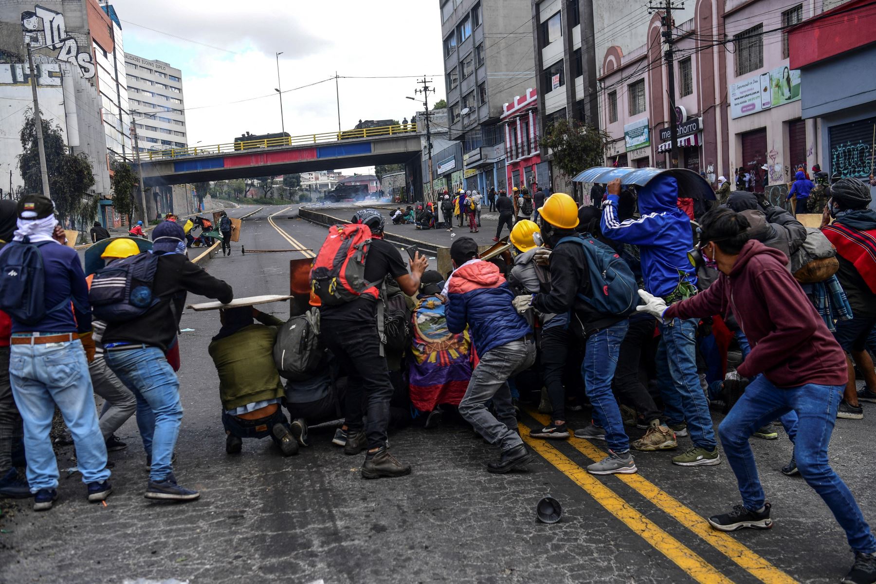 Manifestantes chocan con la policía en los alrededores del Parque Arbolito en Quito el 23 de junio de 2022, en el marco de las protestas lideradas por indígenas contra el gobierno.
Foto: AFP