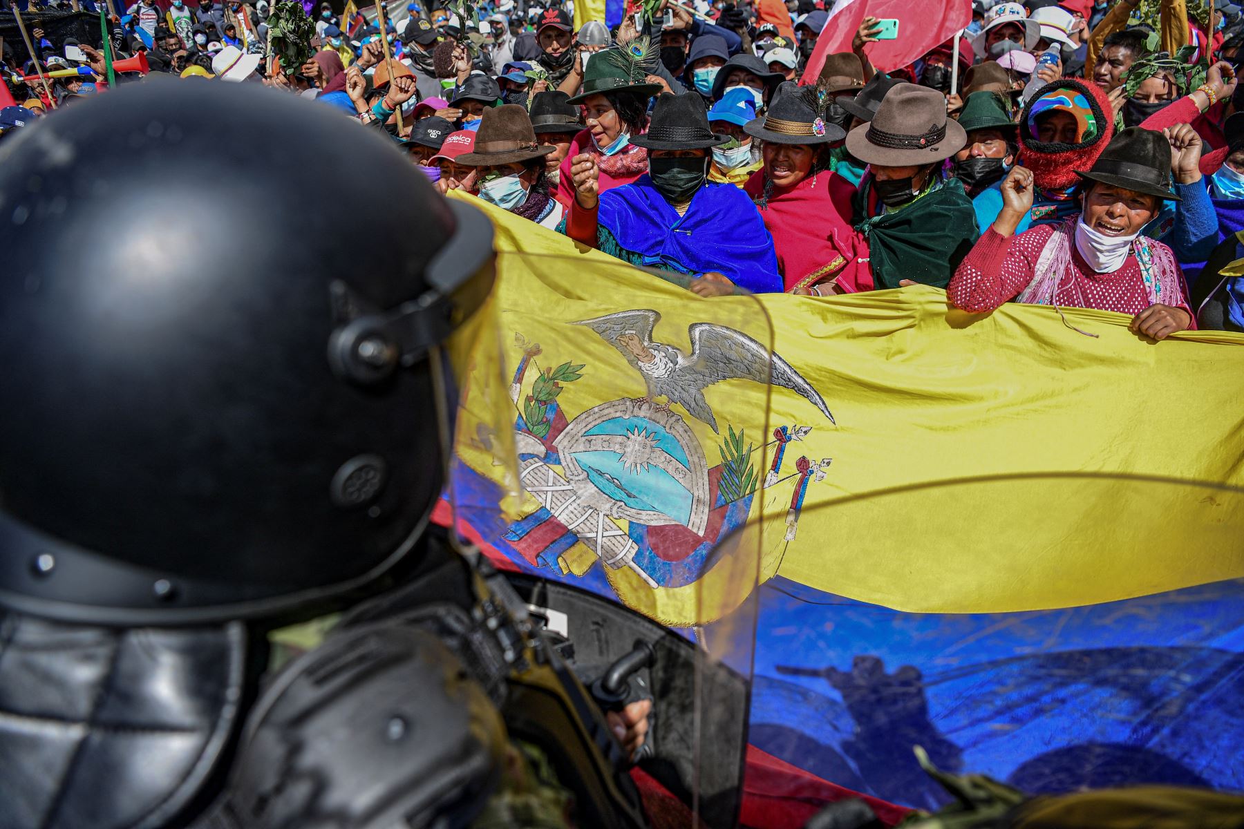 Manifestantes intentan ingresar a la Asamblea Nacional en Quito el 23 de junio de 2022, en el marco de protestas lideradas por indígenas contra el gobierno. Indígenas ecuatorianos han llegado a la capital, Quito, de todo el país para protestar por los altos precios del combustible y el aumento del costo de vida, prometiendo quedarse hasta que el gobierno cumpla con sus demandas o caiga en contra del gobierno. 
Foto: AFP