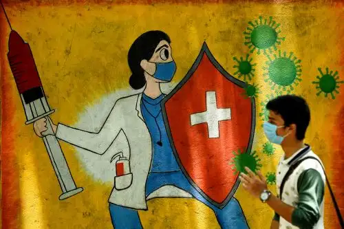 Casi 600,000 muertes podrían haberse evitado si se hubiera alcanzado el objetivo de la Organización Mundial de la Salud de haber vacunado un 40 % de la población de cada país para finales del 2021. Foto: AFP.