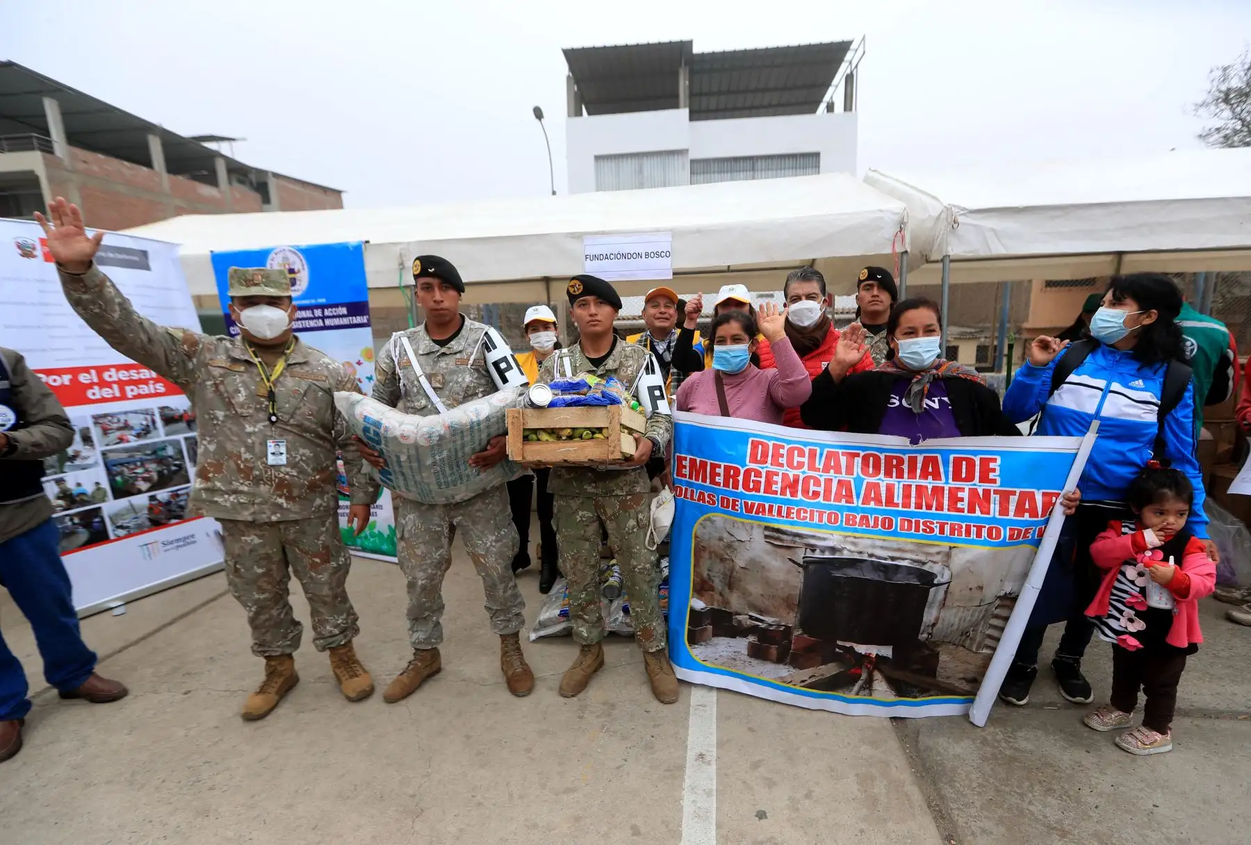 El Ministerio de Defensa, con la participación de diversas instituciones públicas y privadas, realizarón una actividad de desarrollo social en apoyo de 48 ollas comunes de la zona de José Carlos Mariátegui en Villa María del Triunfo.
Foto: ANDINA/Mindef
