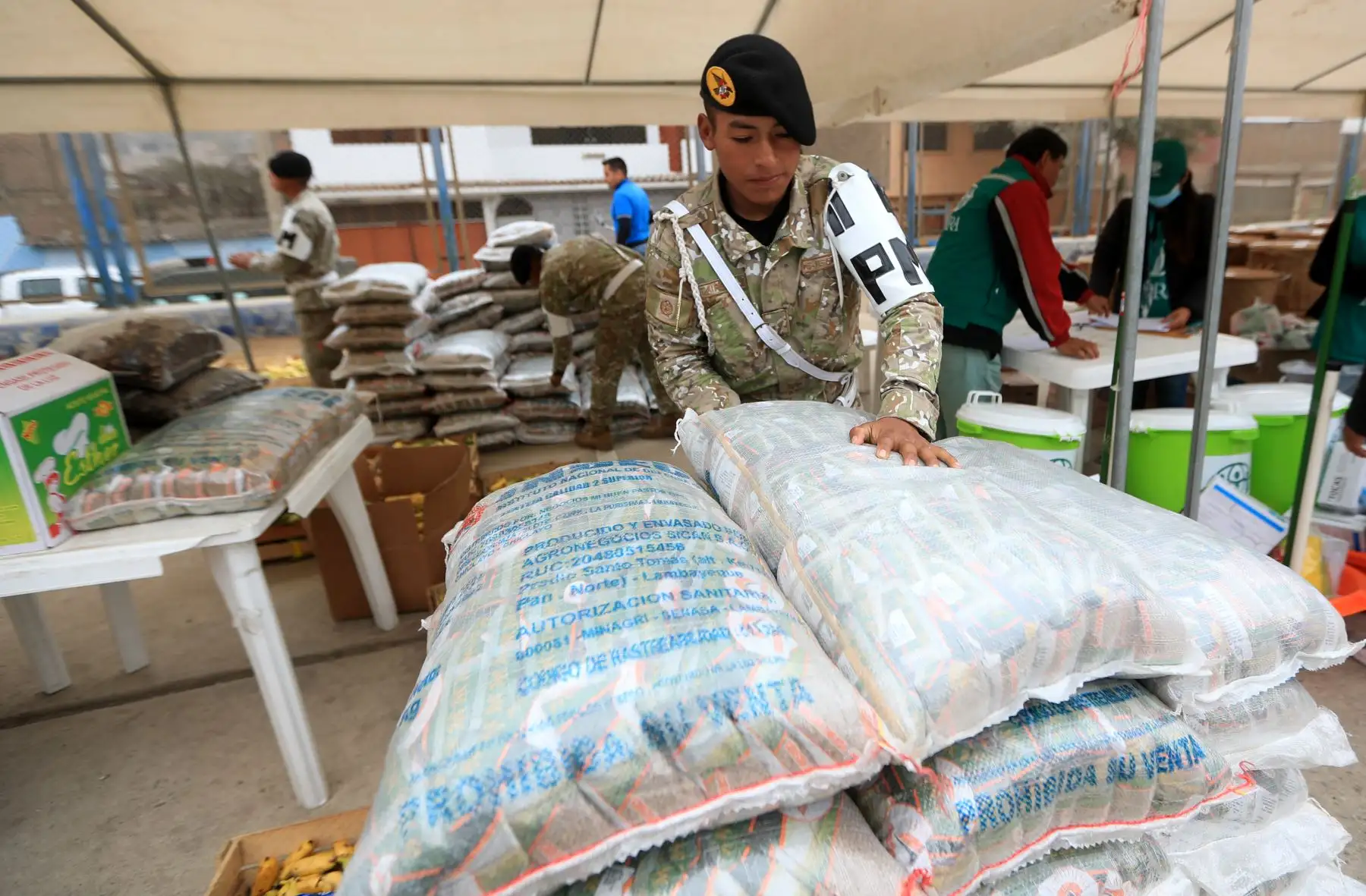 El Ministerio de Defensa, con la participación de diversas instituciones públicas y privadas, realizarón una actividad de desarrollo social en apoyo de 48 ollas comunes de la zona de José Carlos Mariátegui en Villa María del Triunfo.
Foto: ANDINA/Mindef