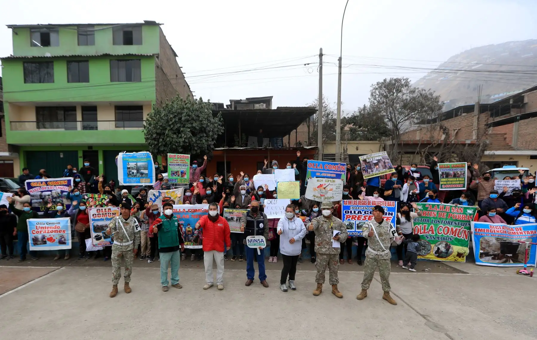 El Ministerio de Defensa, con la participación de diversas instituciones públicas y privadas, realizarón una actividad de desarrollo social en apoyo de 48 ollas comunes de la zona de José Carlos Mariátegui en Villa María del Triunfo.
Foto: ANDINA/Mindef
