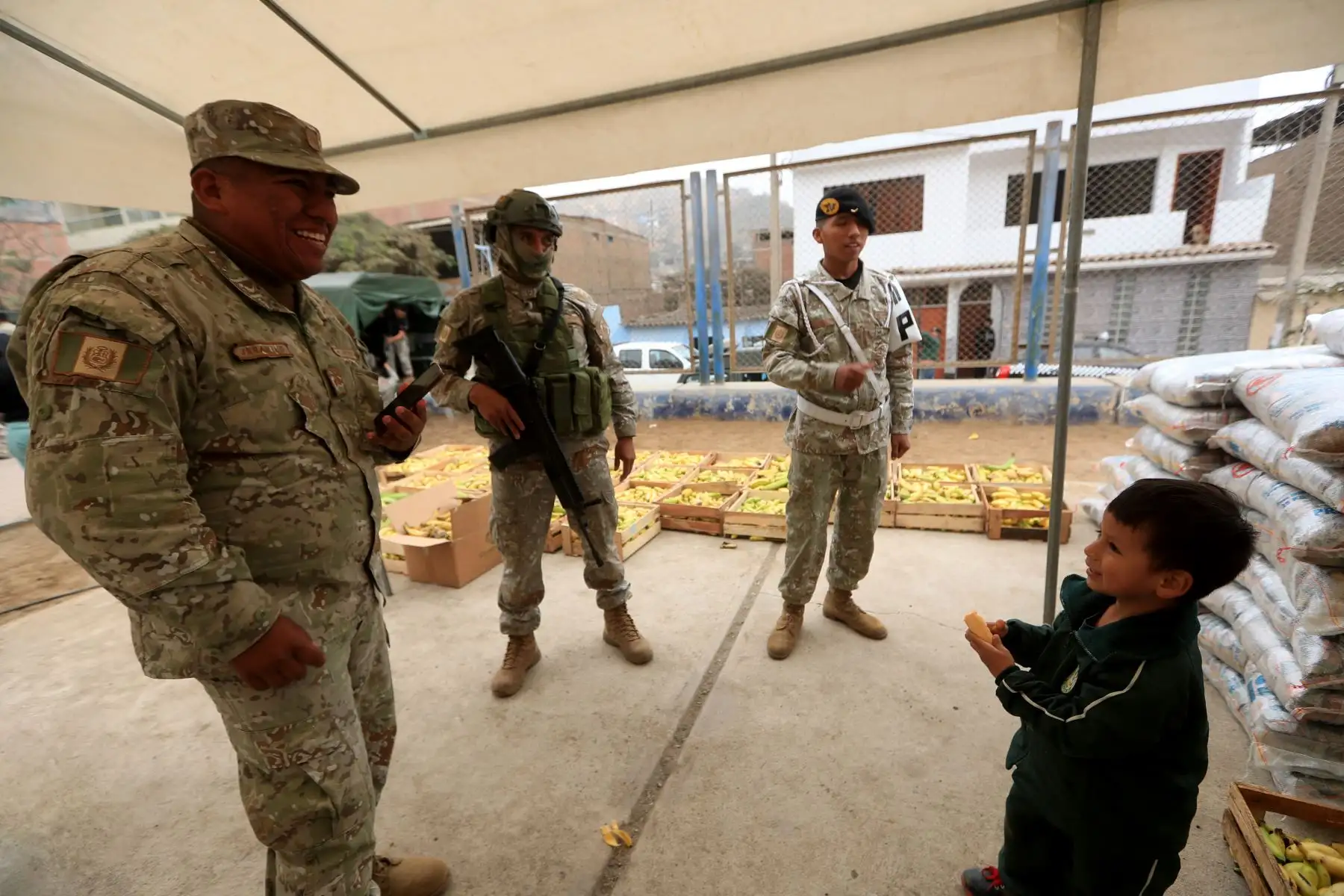 El Ministerio de Defensa, con la participación de diversas instituciones públicas y privadas, realizarón una actividad de desarrollo social en apoyo de 48 ollas comunes de la zona de José Carlos Mariátegui en Villa María del Triunfo.
Foto: ANDINA/Mindef