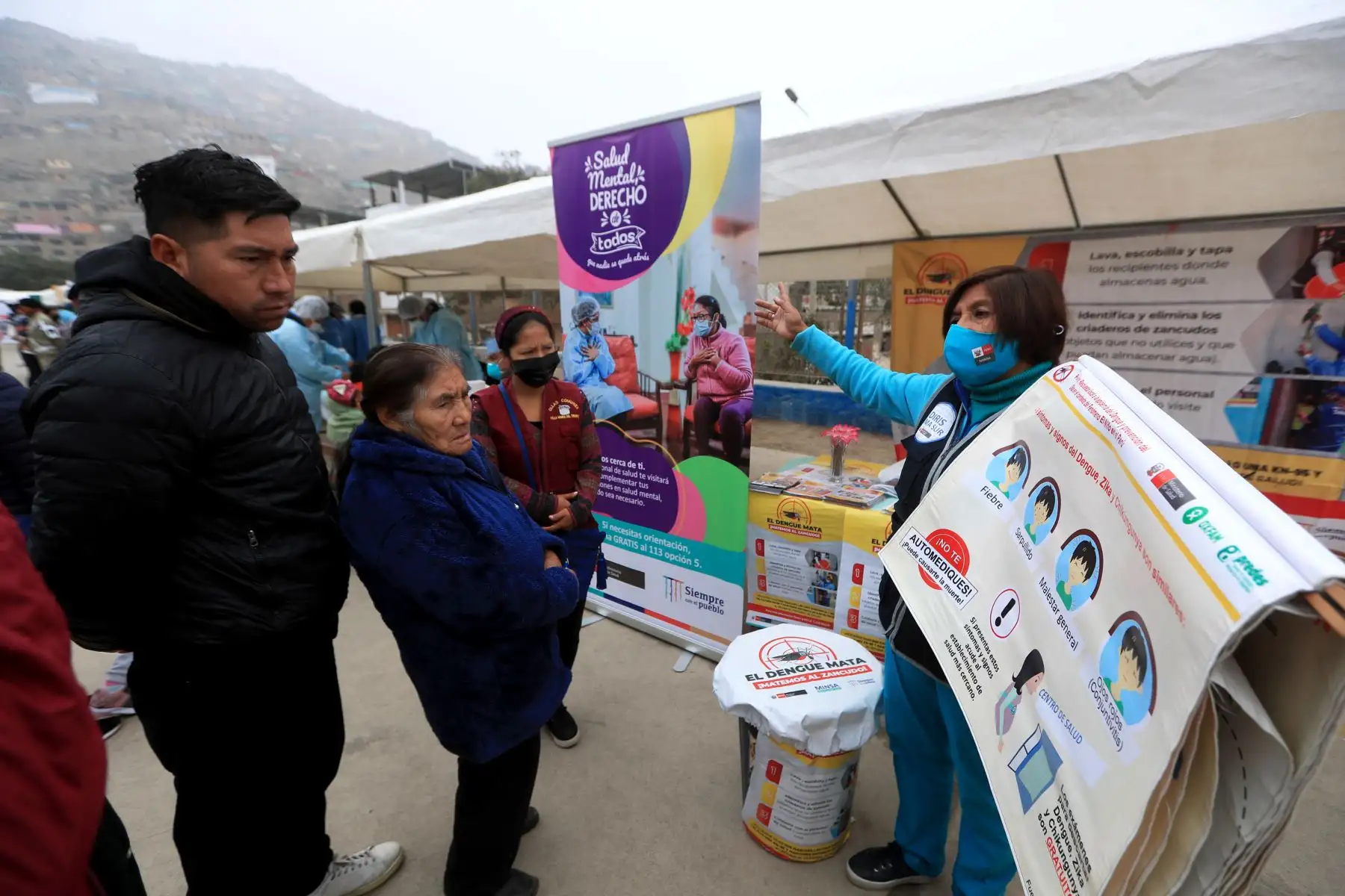 Esta acción cívica consiste en la entrega de bienes de ayuda humanitaria, entre alimentos, calzados y juguetes para niños, y la atención de la población con servicios de salud. 
Foto: ANDINA/Mindef