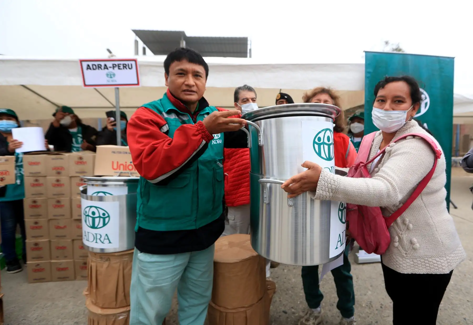 Esta acción cívica consiste en la entrega de bienes de ayuda humanitaria, entre alimentos, calzados y juguetes para niños, y la atención de la población con servicios de salud. 
Foto: ANDINA/Mindef