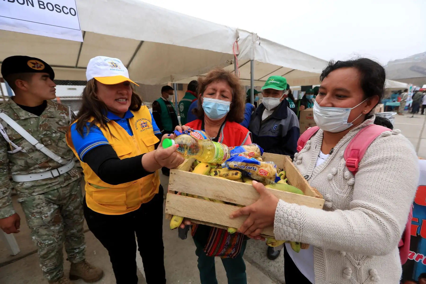 Esta acción cívica consiste en la entrega de bienes de ayuda humanitaria, entre alimentos, calzados y juguetes para niños, y la atención de la población con servicios de salud. 
Foto: ANDINA/Mindef