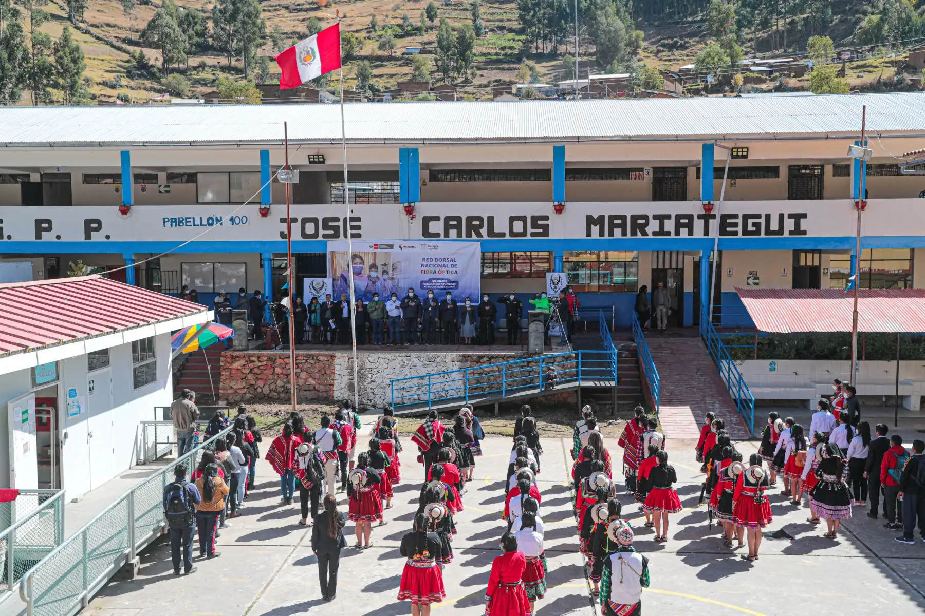 De esta manera, el Instituto Superior Pedagógico “José Carlos Mariátegui” es la primera entidad pública que se beneficia del pago cero por el uso de la RDNFO. Este beneficio implica el incremento de la velocidad contratada del acceso a Internet de 2 Mbps a 100 Mbps, es decir un aumento de 50 veces en su capacidad.
Foto: ANDINA/MTC