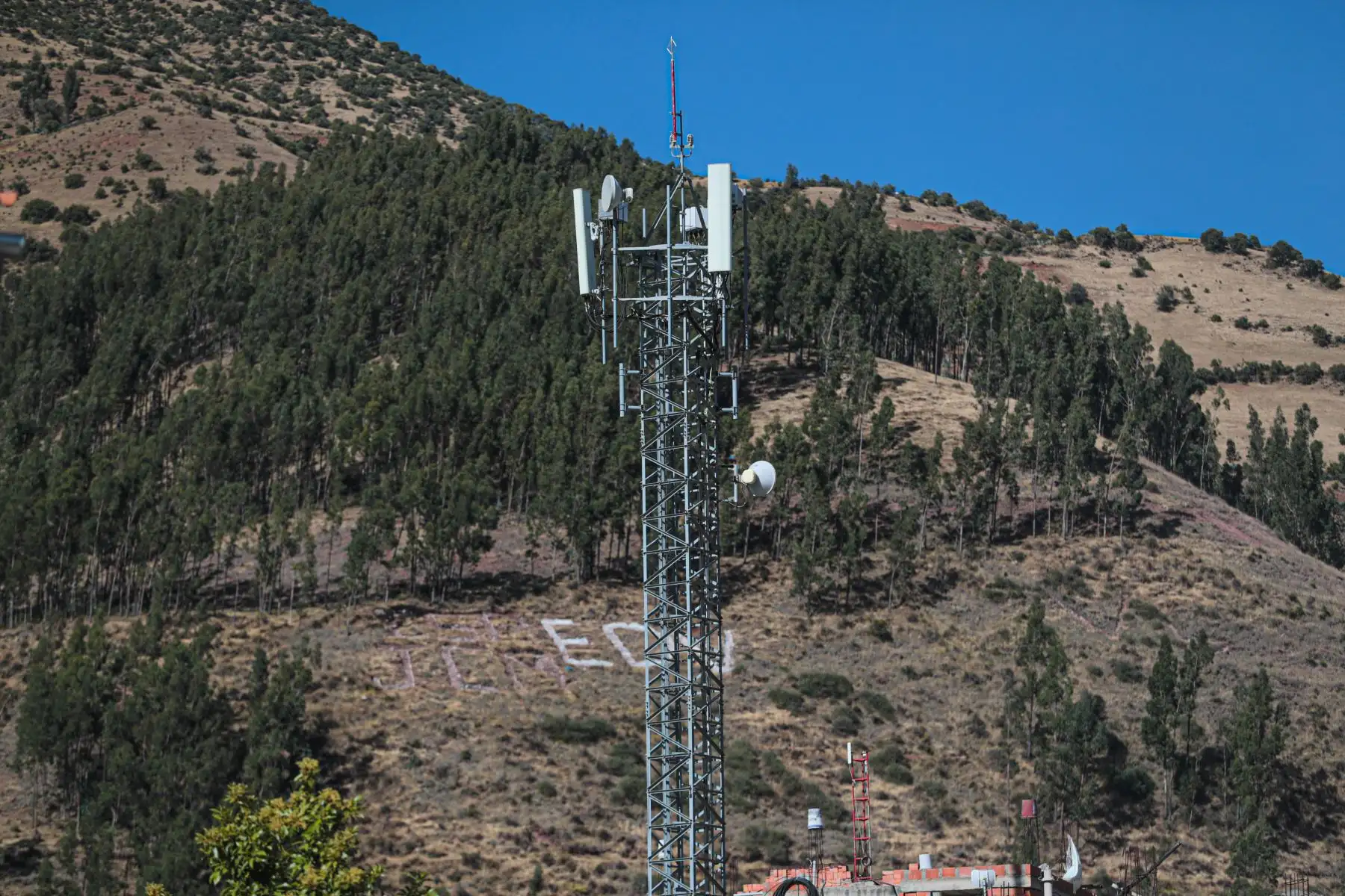 Cabe indicar que la RDNFO es un proyecto emblemático, el cual implica el tendido de 13 500 kilómetros de fibra óptica conectando a 180 provincias a nivel nacional. Mediante la aplicación del pago cero por el uso de la RDNFO, las entidades públicas podrían acceder a mayores capacidades conectándose a la RDNFO a través de un operador local.
Foto: ANDINA/MTC