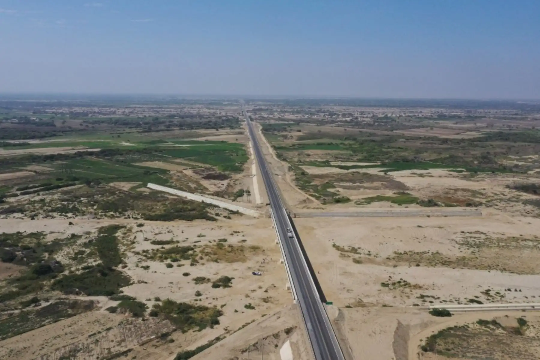 La construcción de los 13 puentes y las mejoras en el tramo Lambayeque-Piura impulsan la economía del norte del país. Foto: MTC