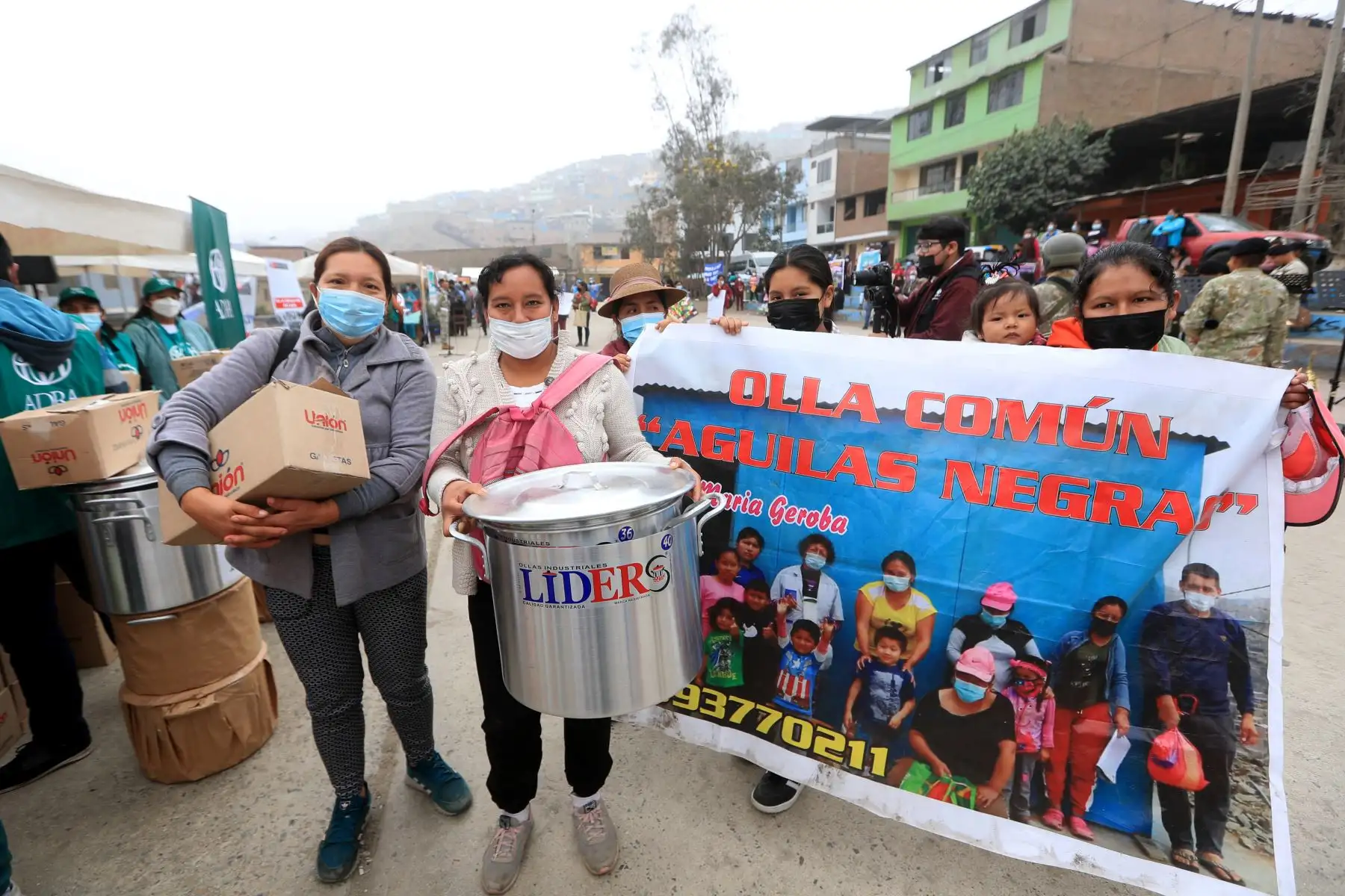 Esta acción cívica consiste en la entrega de bienes de ayuda humanitaria, entre alimentos, calzados y juguetes para niños, y la atención de la población con servicios de salud. 
Foto: ANDINA/Mindef