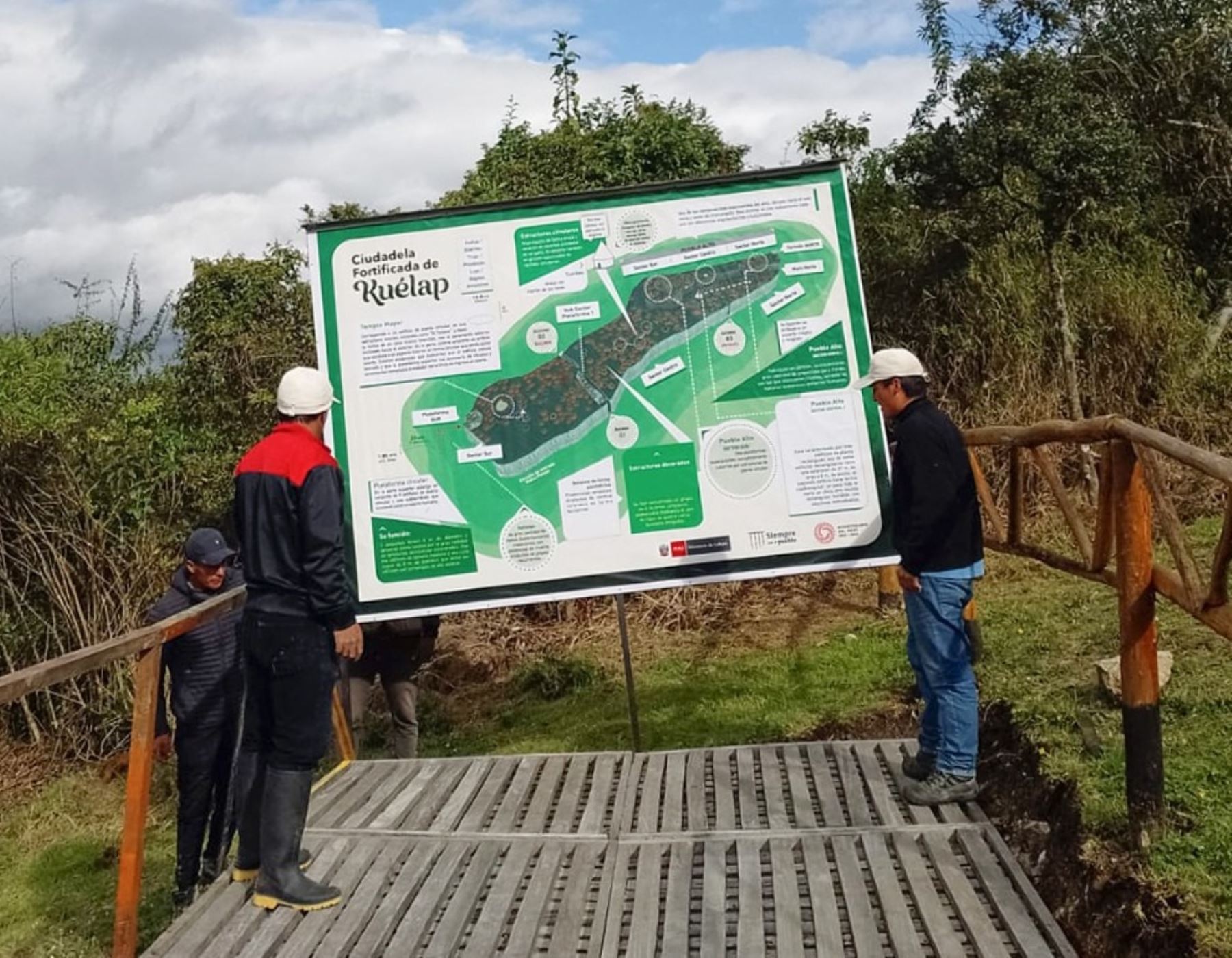 El Ministerio de Cultura inició los trabajos de colocación de la señalética para habilitar una nueva ruta de acceso a Kuélap. En paralelo se realizan labores de protección del muro dañado a causa de las lluvias intensas. ANDINA/Difusión