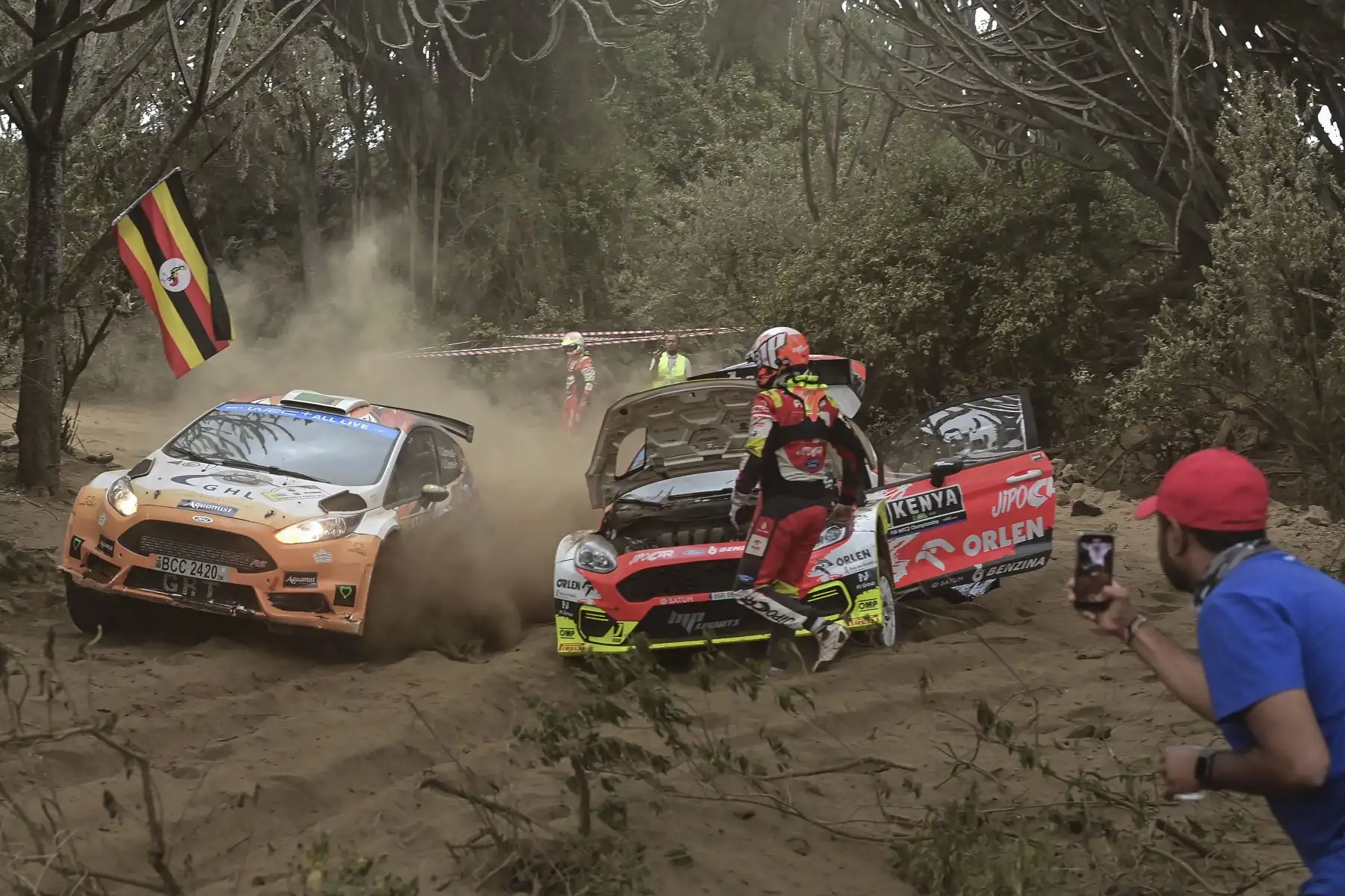 El equipo de rally de Zambia, Leroy Gomes y Urshlla Gomes, compiten en su Ford Fiesta contra el equipo de rally checo Ford Fiesta MkII de Martin Prokop y Zdenek Jurka, que se derrumbó en medio del polvo durante la sección Kedong del Safari Rally Kenya 2022, la sexta ronda. del Campeonato Mundial de Rally de la FIA. Foto: AFP