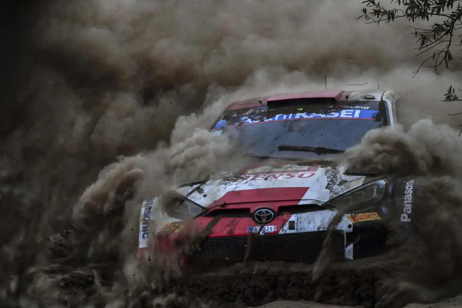 El piloto japonés, Katsuta Takamoto, con el irlandés Aaron Johnston, se abren camino entre el polvo en su Toyota GR Yaris durante la sección de Kedong del Safari Rally Kenya 2022, la sexta ronda del Campeonato Mundial de Rally FIA. Foto: AFP