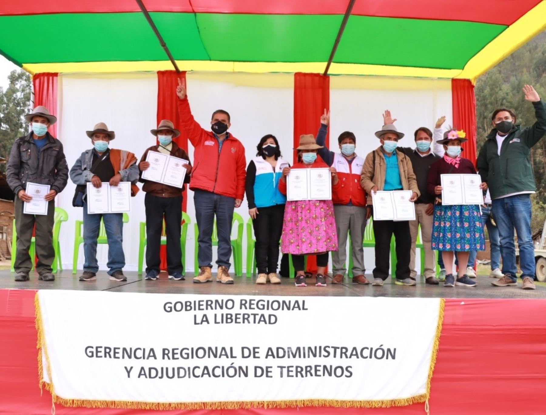 En el Día del Campesino, el Gobierno Regional de La Libertad entregó más de 1,500 títulos de propiedad agrarios en la provincia de Pataz. ANDINA/Difusión
