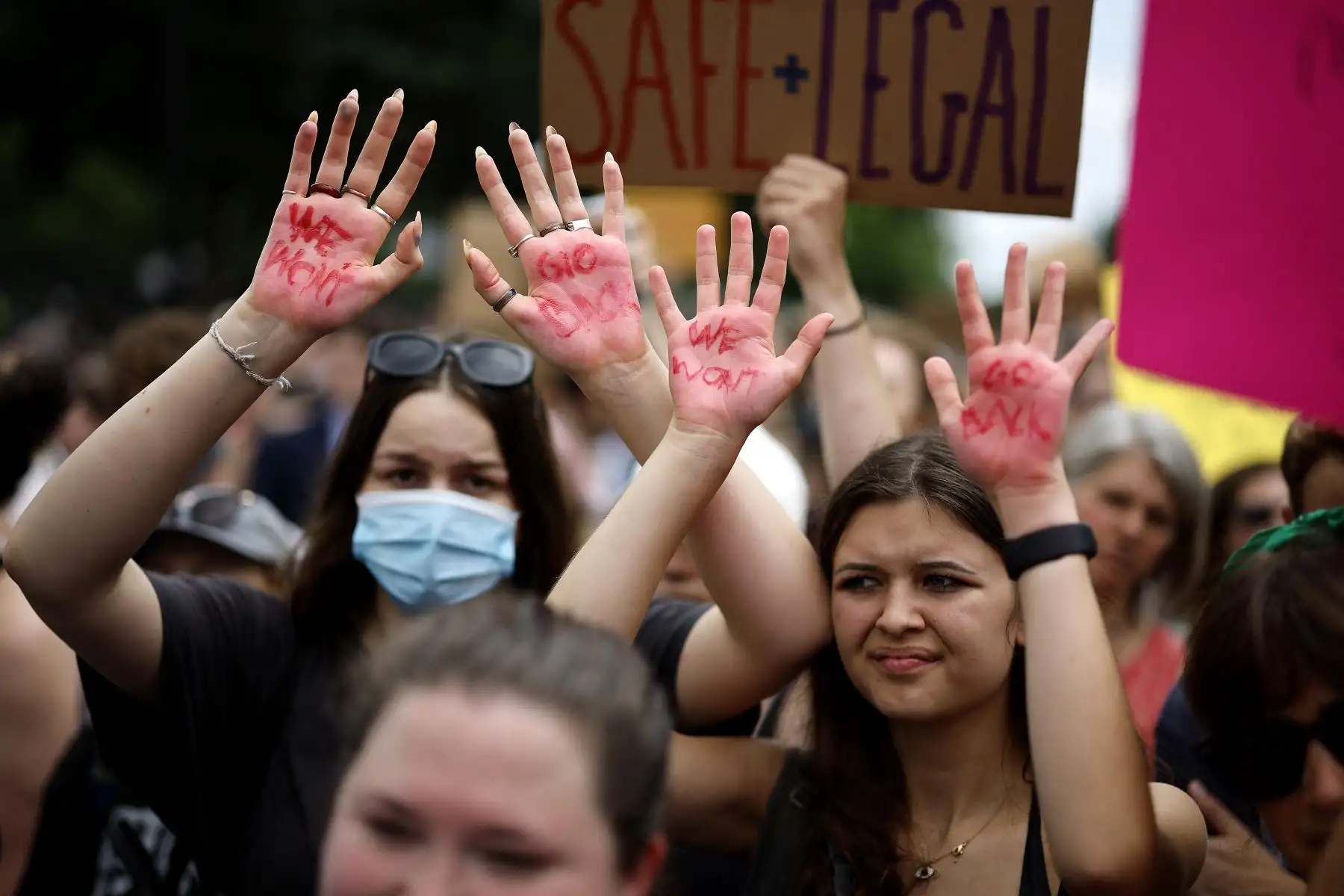 Miles de activistas por el derecho al aborto se reúnen frente a la Corte Suprema de los Estados Unidos después de que la Corte anunciara un fallo en el caso Dobbs v Jackson Women Miles de activistas por el derecho al aborto se reúnen frente a la Corte Suprema de los Estados Unidos después de que la Corte anunciara un fallo en el caso Dobbs v Jackson Women