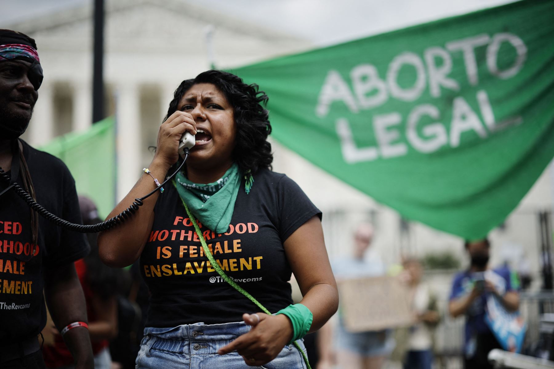 Miles de activistas por el derecho al aborto se reúnen frente a la Corte Suprema de los Estados Unidos después de que la Corte anunciara un fallo en el caso Dobbs v Jackson Women