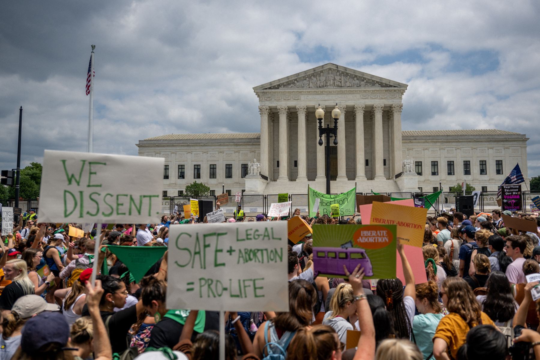 La gente protesta en respuesta al fallo de la Organización de Salud de la Mujer Dobbs v Jackson frente a la Corte Suprema de los Estados Unidos el 24 de junio de 2022 en Washington, DC. La decisión de la Corte en Dobbs v Jackson Women