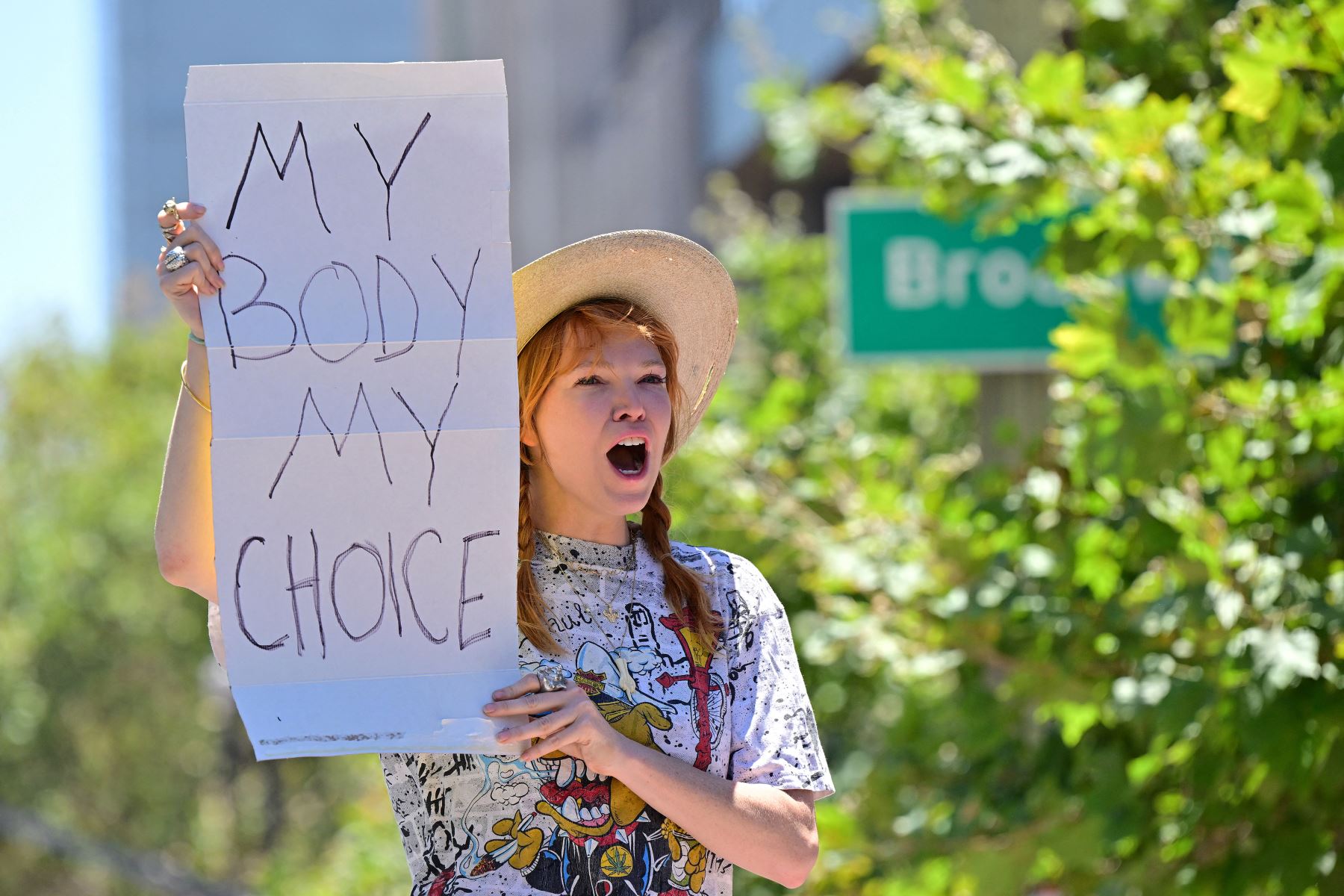 Los activistas protestan contra el fallo de la Corte Suprema que anuló Roe v Wade frente al edificio del Palacio de Justicia de los Estados Unidos en Los Ángeles, California. AFP