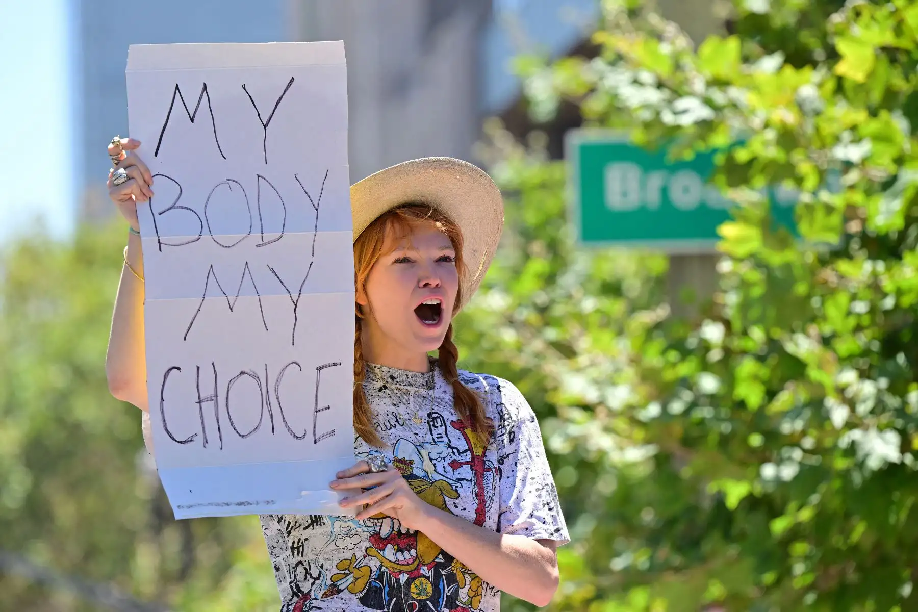 Los activistas protestan contra el fallo de la Corte Suprema que anuló Roe v Wade frente al edificio del Palacio de Justicia de los Estados Unidos en Los Ángeles, California. AFP Los activistas protestan contra el fallo de la Corte Suprema que anuló Roe v Wade frente al edificio del Palacio de Justicia de los Estados Unidos en Los Ángeles, California. AFP