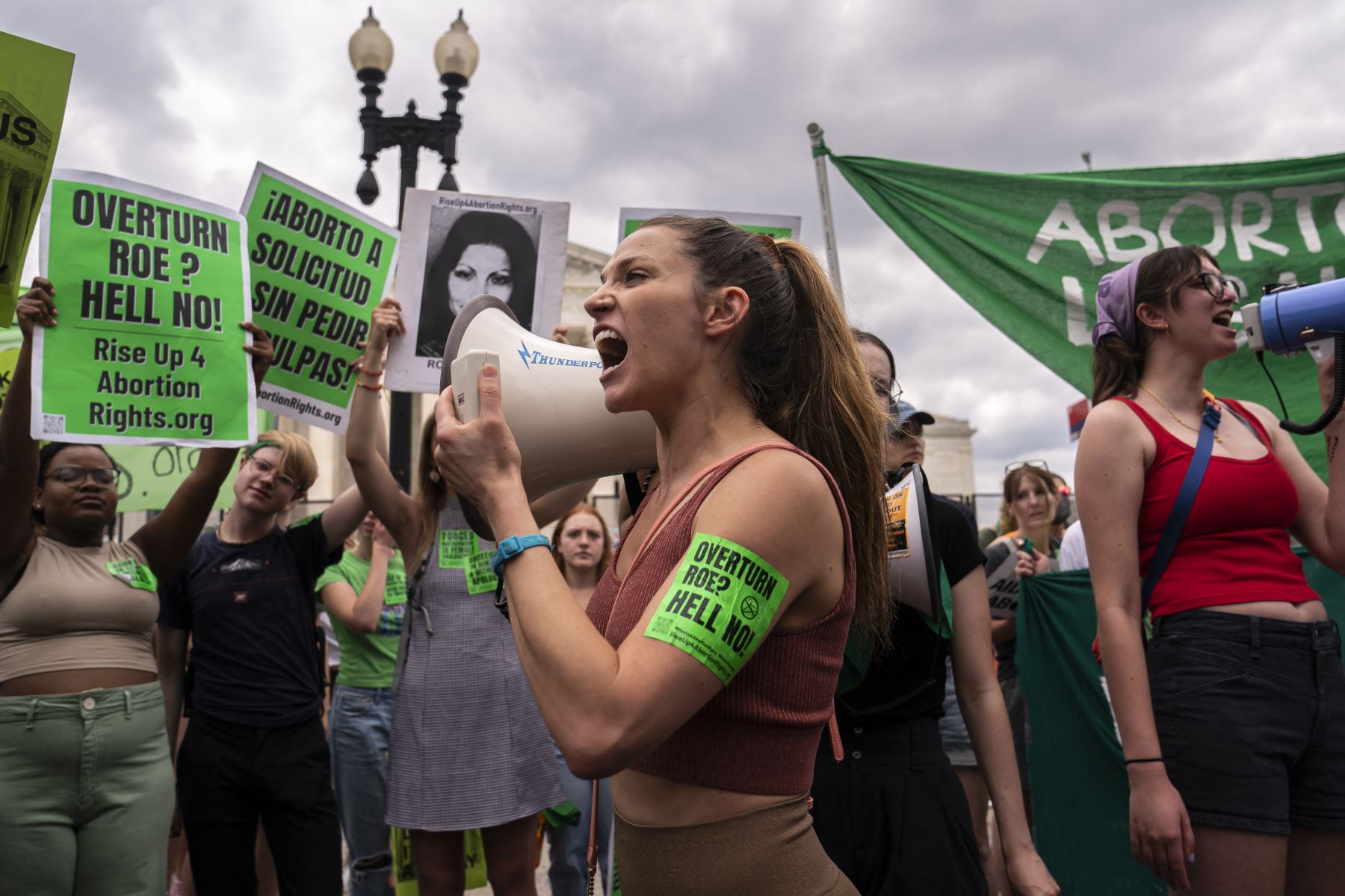 Activistas por el derecho al aborto se manifiestan frente a la Corte Suprema de EE. UU. después de que la Corte anunciara un fallo en el caso Dobbs v Jackson Women