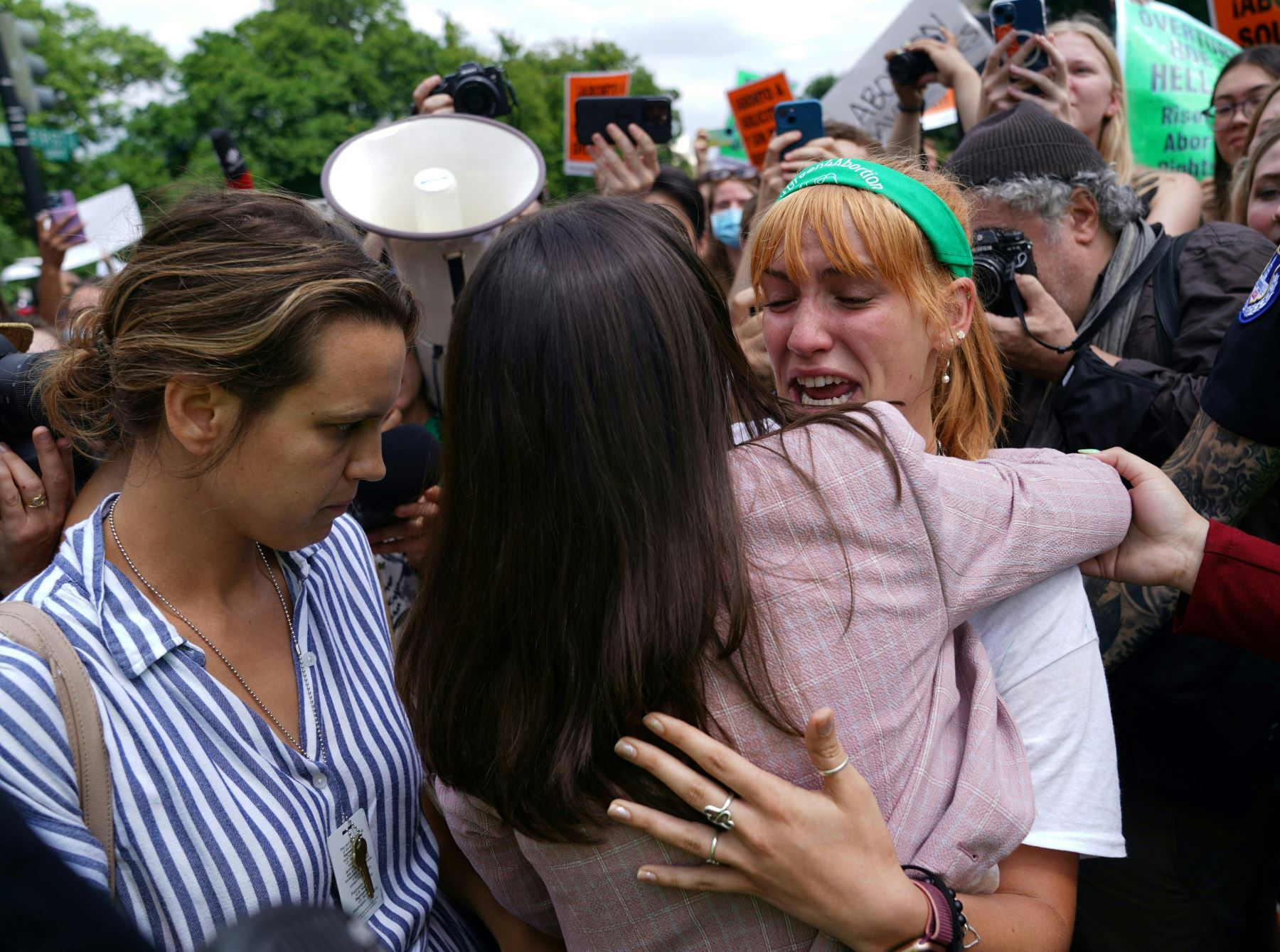 La representante de EE. UU. Alexandria Ocasio-Cortez abraza a una activista por el derecho al aborto frente a la Corte Suprema de EE. UU. en Washington, DC. AFP