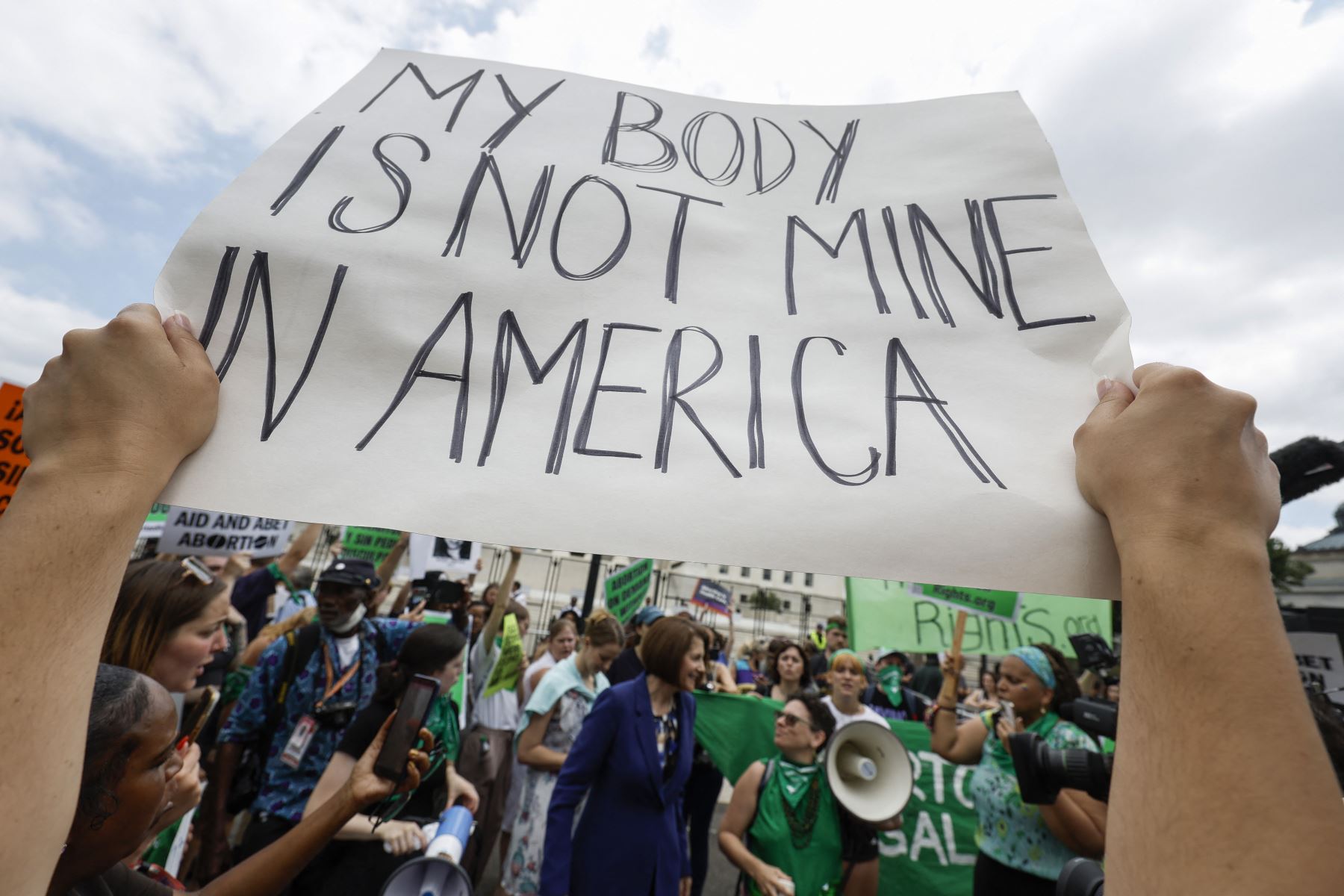 La activista por el derecho al aborto reacciona después del anuncio del fallo de la Organización de Salud de la Mujer Dobbs v Jackson frente a la Corte Suprema de los Estados Unidos  en Washington, DC.  AFP