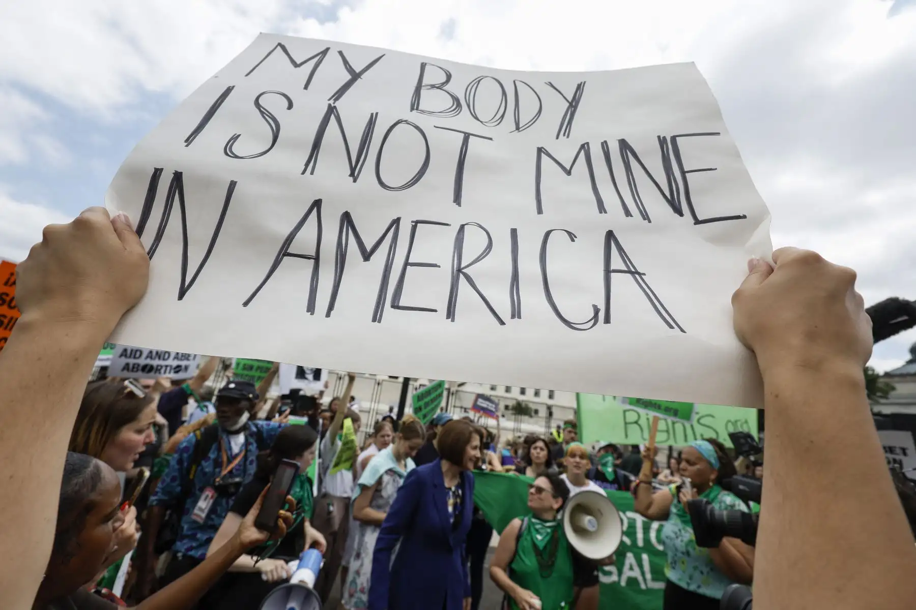 La activista por el derecho al aborto reacciona después del anuncio del fallo de la Organización de Salud de la Mujer Dobbs v Jackson frente a la Corte Suprema de los Estados Unidos  en Washington, DC.  AFP La activista por el derecho al aborto reacciona después del anuncio del fallo de la Organización de Salud de la Mujer Dobbs v Jackson frente a la Corte Suprema de los Estados Unidos  en Washington, DC.  AFP