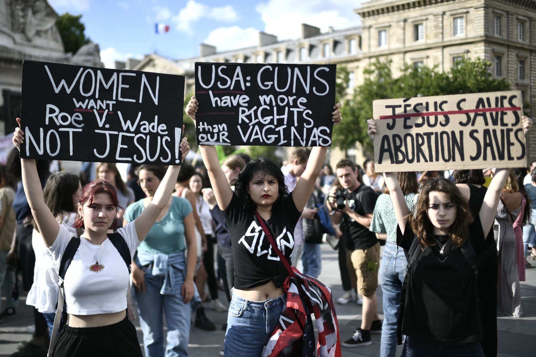 Los manifestantes sostienen carteles durante una manifestación en apoyo del derecho al aborto en todo el mundo en París, luego de que la Corte Suprema de los Estados Unidos anulara el derecho constitucional al aborto de los Estados Unidos.
 AFP