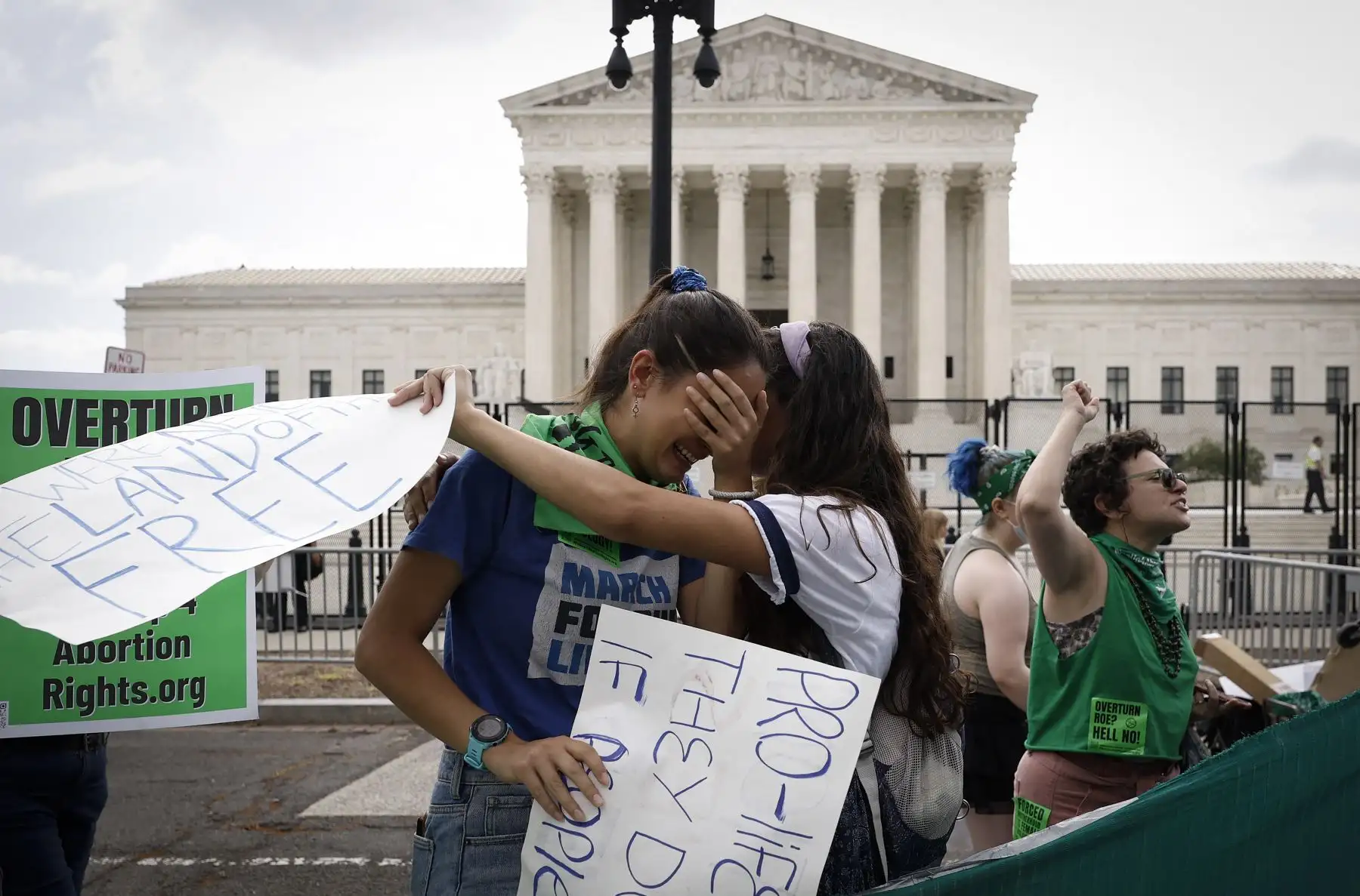Las activistas por el derecho al aborto Carrie McDonald (L) y Soraya Bata reaccionan al fallo de la Organización de Salud de la Mujer Dobbs v Jackson que anula el histórico caso de aborto Roe v. Wade frente a la Corte Suprema de EE. UU. 2022 en Washington, DC. Las activistas por el derecho al aborto Carrie McDonald (L) y Soraya Bata reaccionan al fallo de la Organización de Salud de la Mujer Dobbs v Jackson que anula el histórico caso de aborto Roe v. Wade frente a la Corte Suprema de EE. UU. 2022 en Washington, DC.