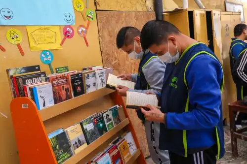 “La dotación de libros ha permitido cambios de actitudes en los chicos, muchos de los cuales no han terminado sus estudios”, explica la psicóloga Magda Tataje, del INPE. ANDINA/DOP
