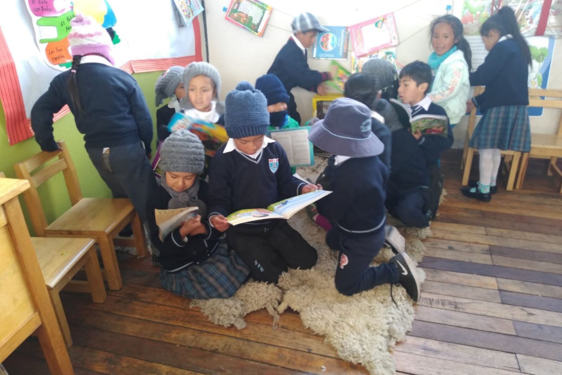 Niños se abrigan con pellejos de oveja en sus aulas de clase en la región Junín