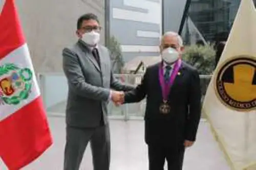 Ministro de Salud, Jorge López Peña, y el Decano del Colegio Médico, Raúl Urquizo, participaron en la V sesión del Consejo Nacional del CMP. ANDINA/ Minsa