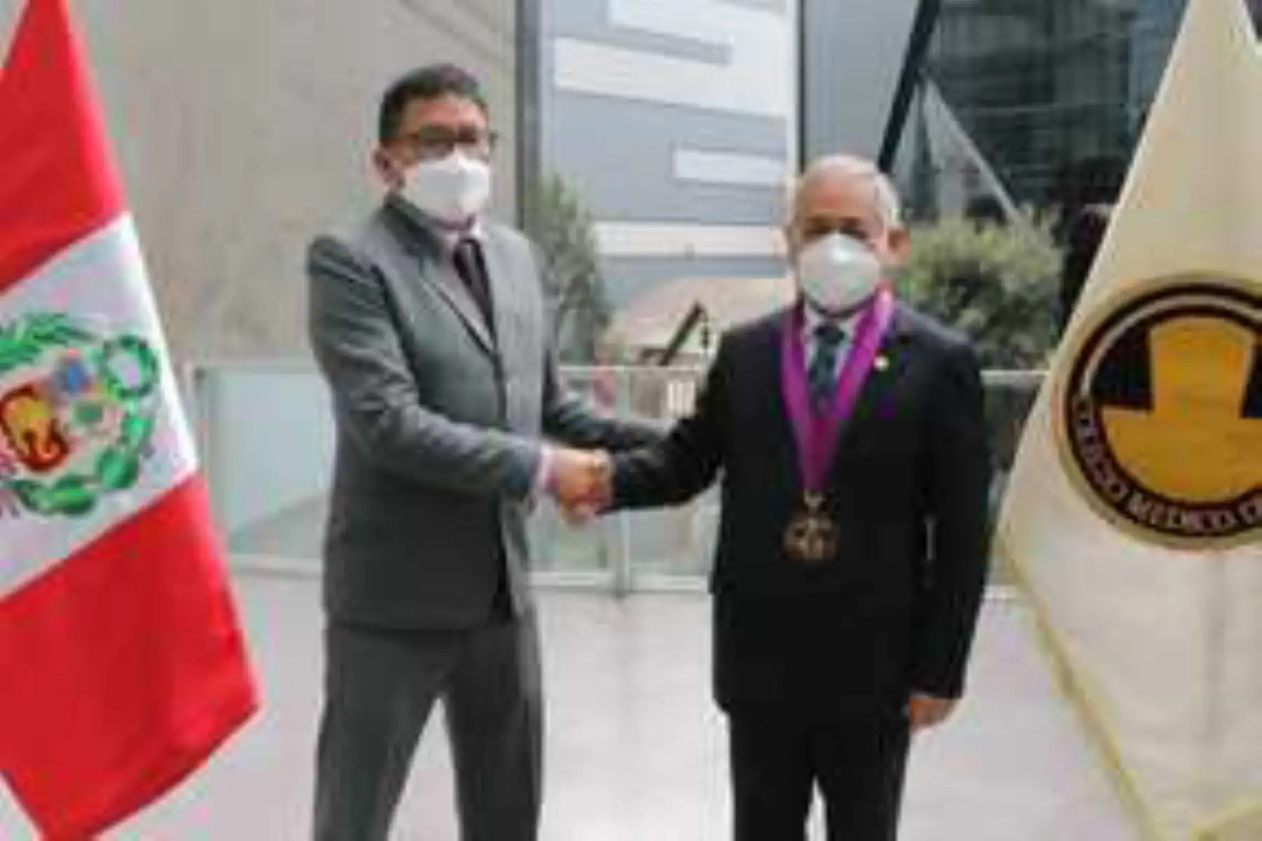 Ministro de Salud, Jorge López Peña, y el Decano del Colegio Médico, Raúl Urquizo, participaron en la V sesión del Consejo Nacional del CMP. ANDINA/ Minsa