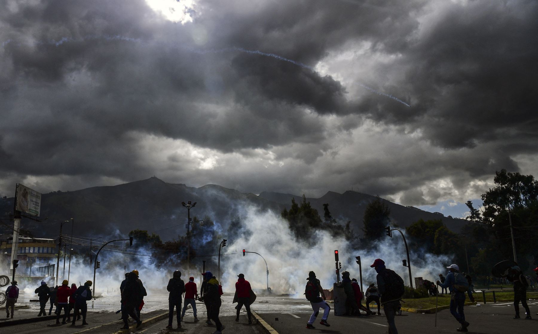 Manifestantes chocan con la policía en el Parque Arbolito en Quito, en el marco de las protestas lideradas por indígenas ecuatorianos contra el gobierno. Foto: AFP